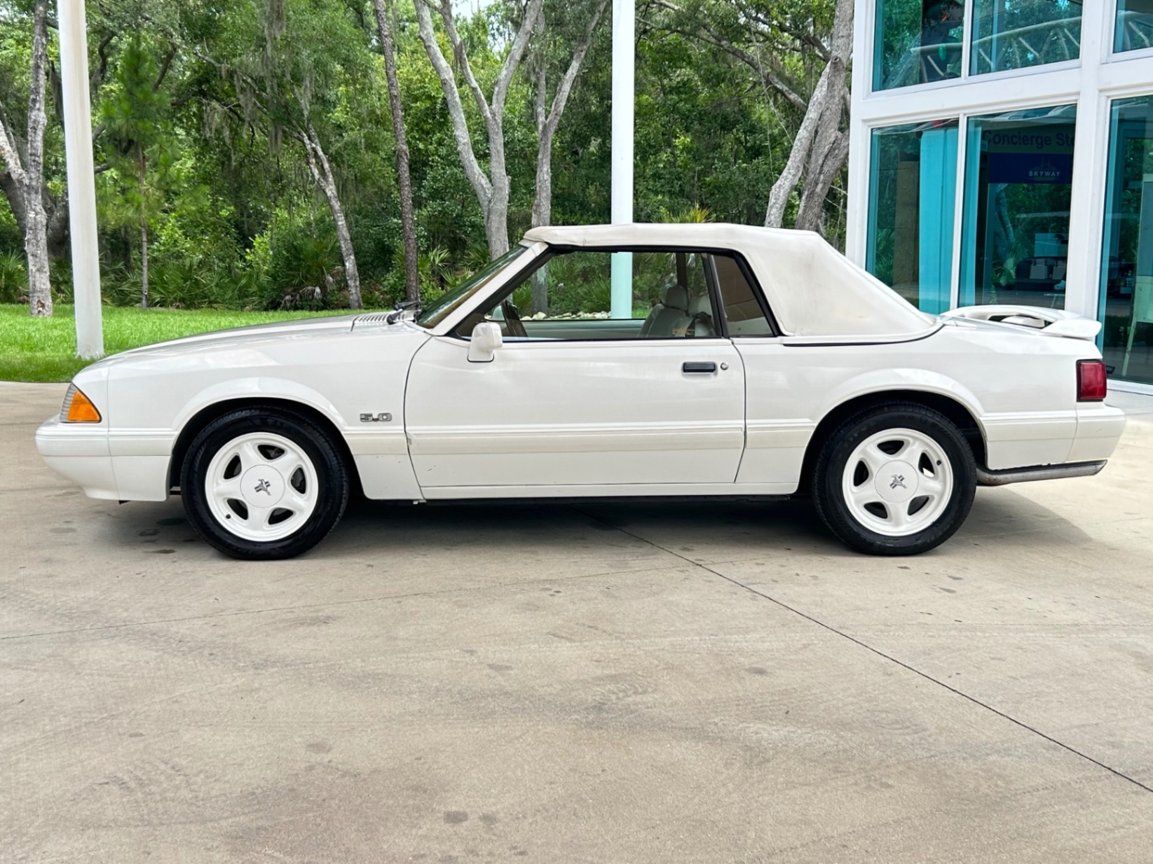 Vehicle photo 22