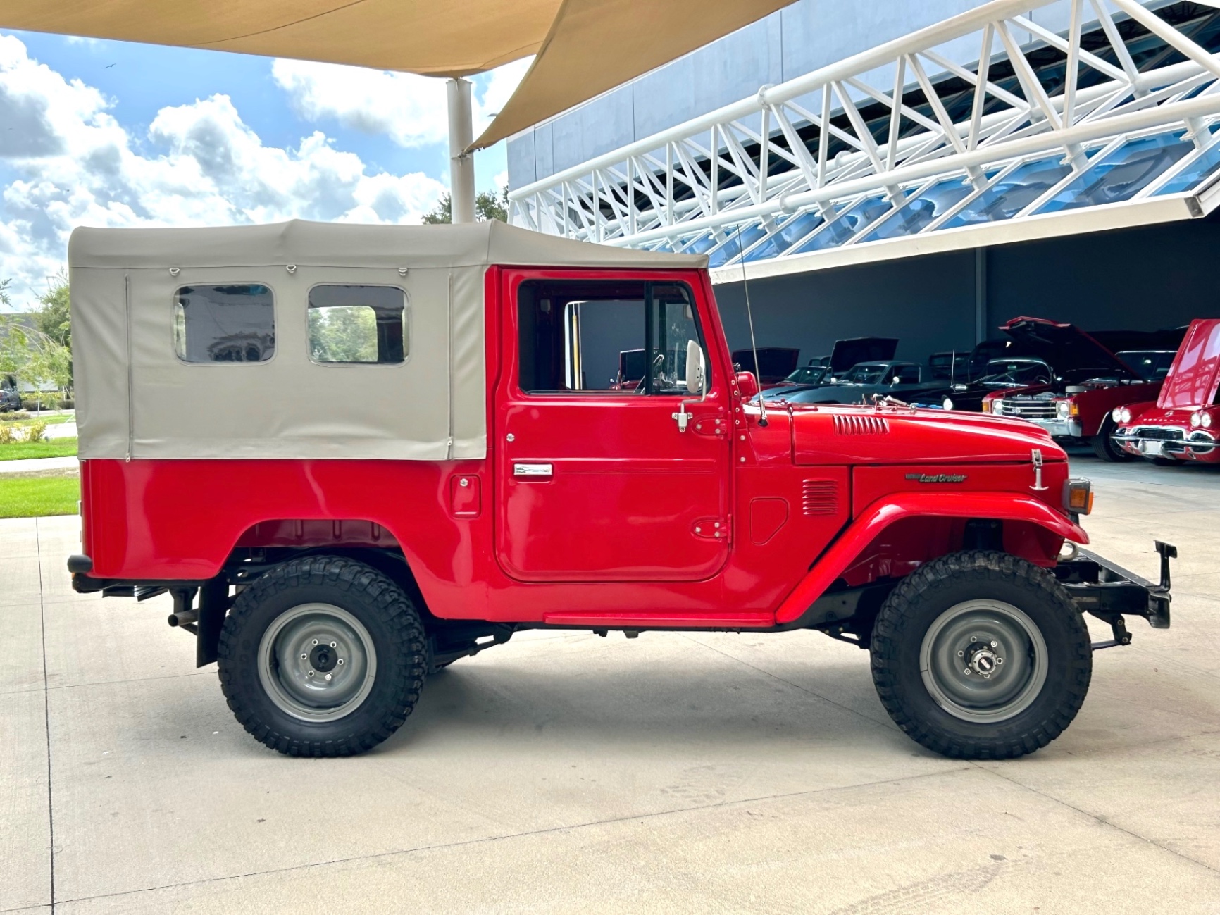 Vehicle photo 4