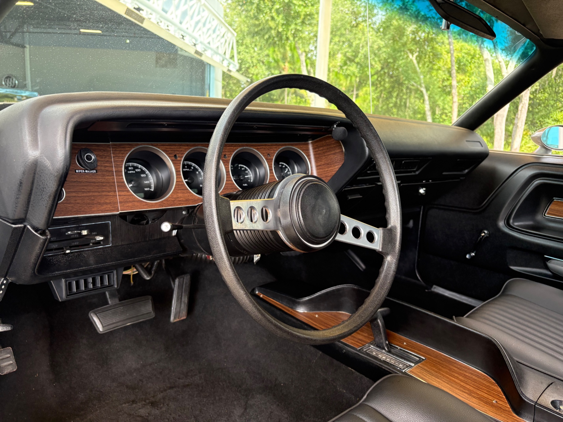Vehicle photo 37