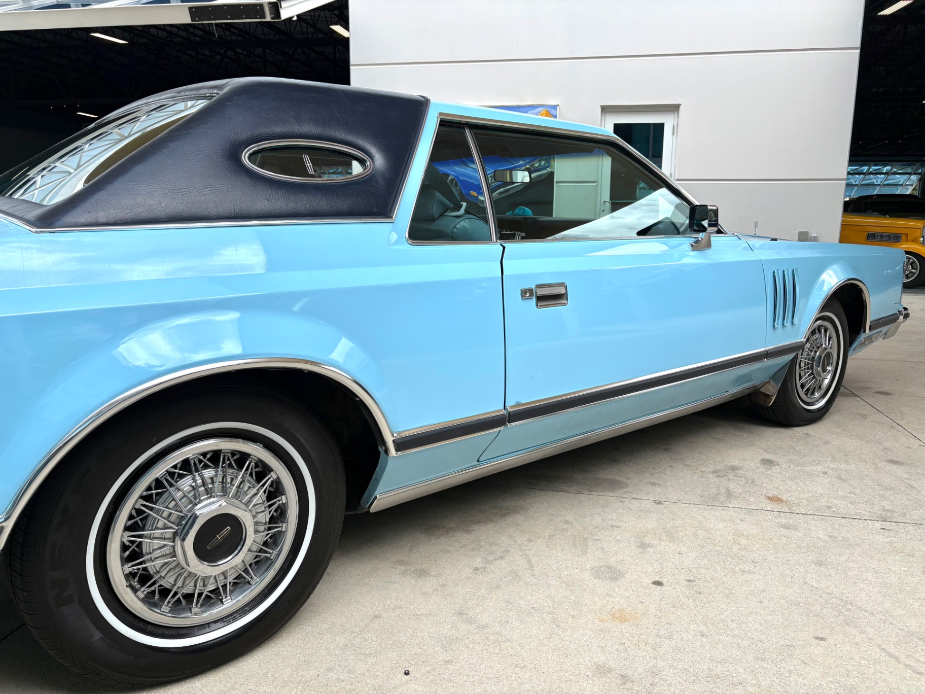 Vehicle photo 17