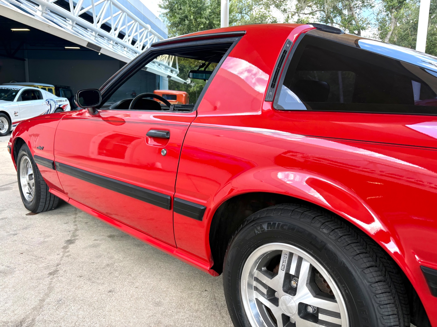 Vehicle photo 15