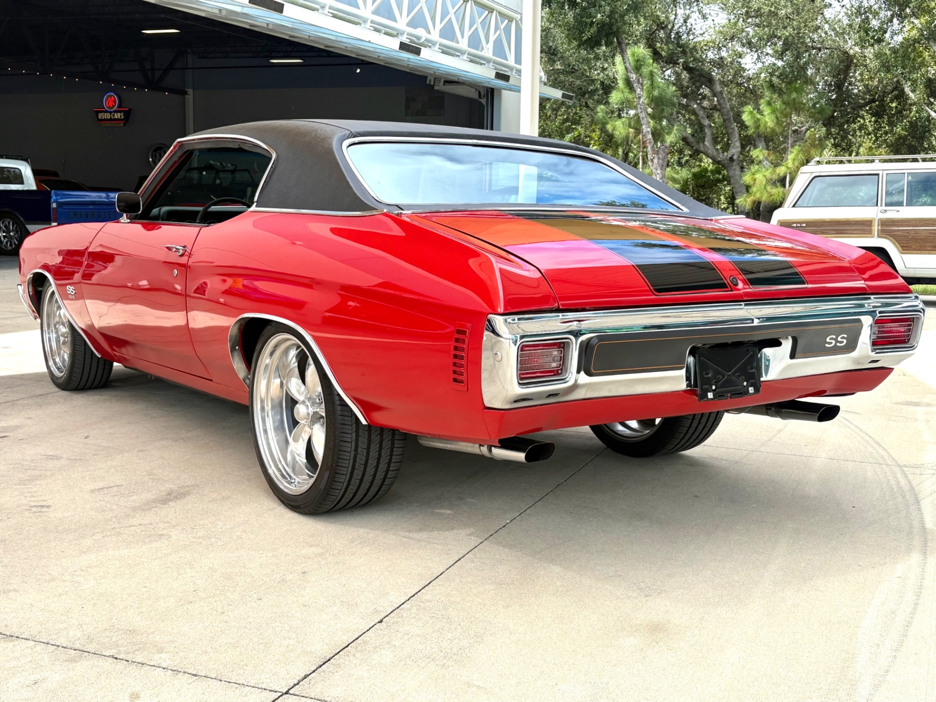 Vehicle photo 11