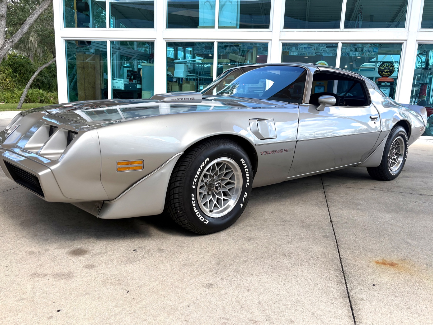 Vehicle photo 12