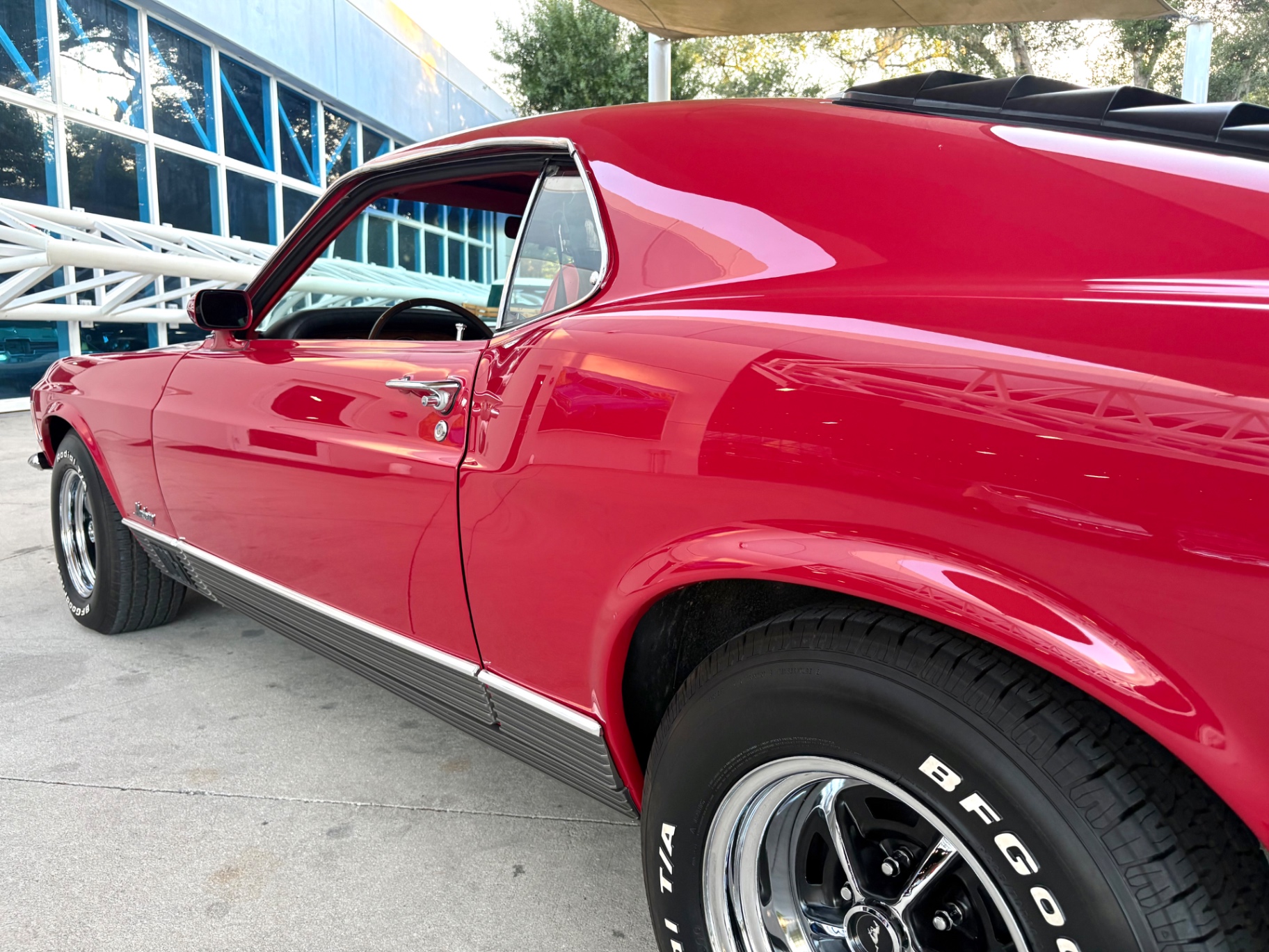 Vehicle photo 14