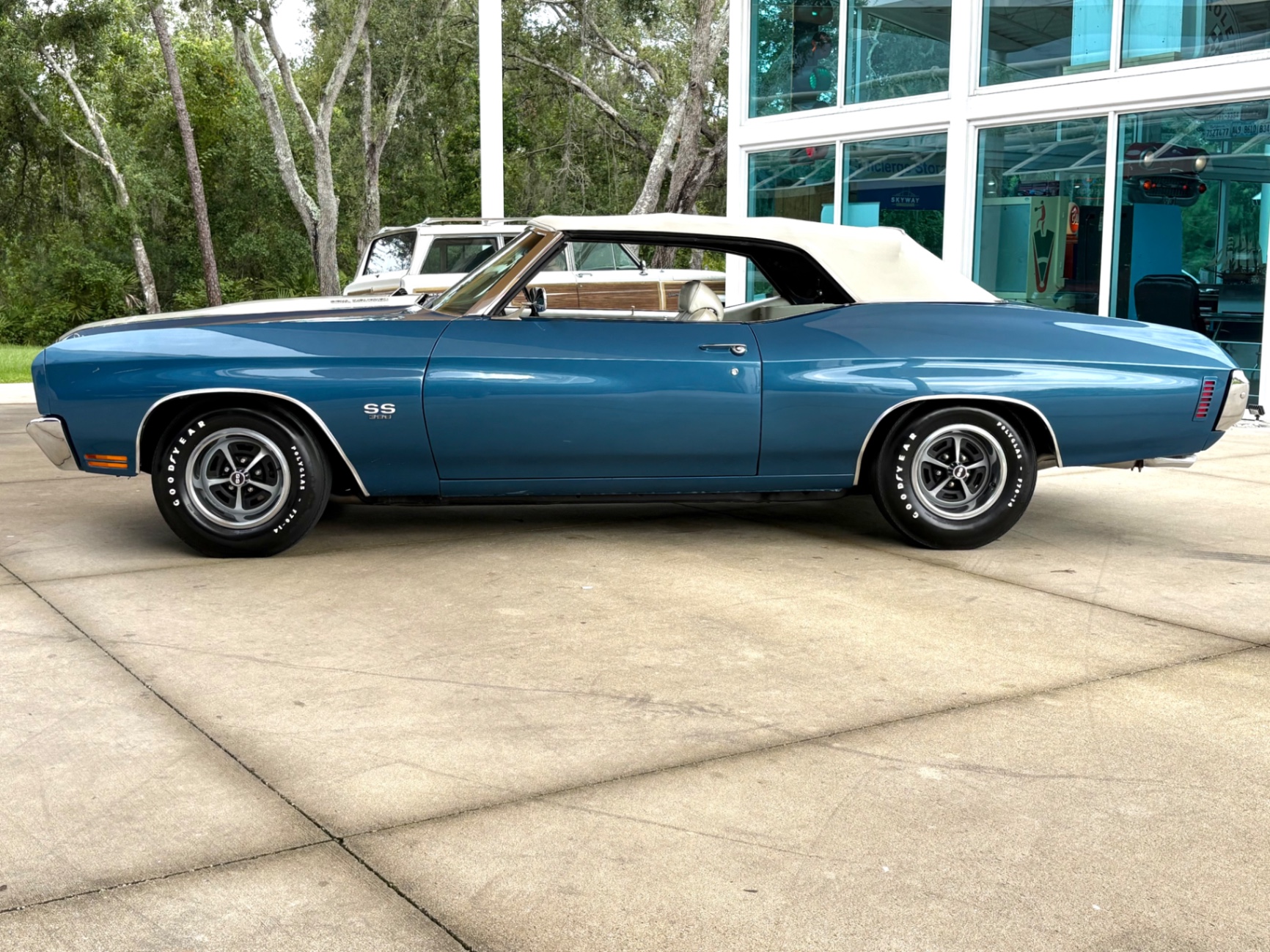 Vehicle photo 21
