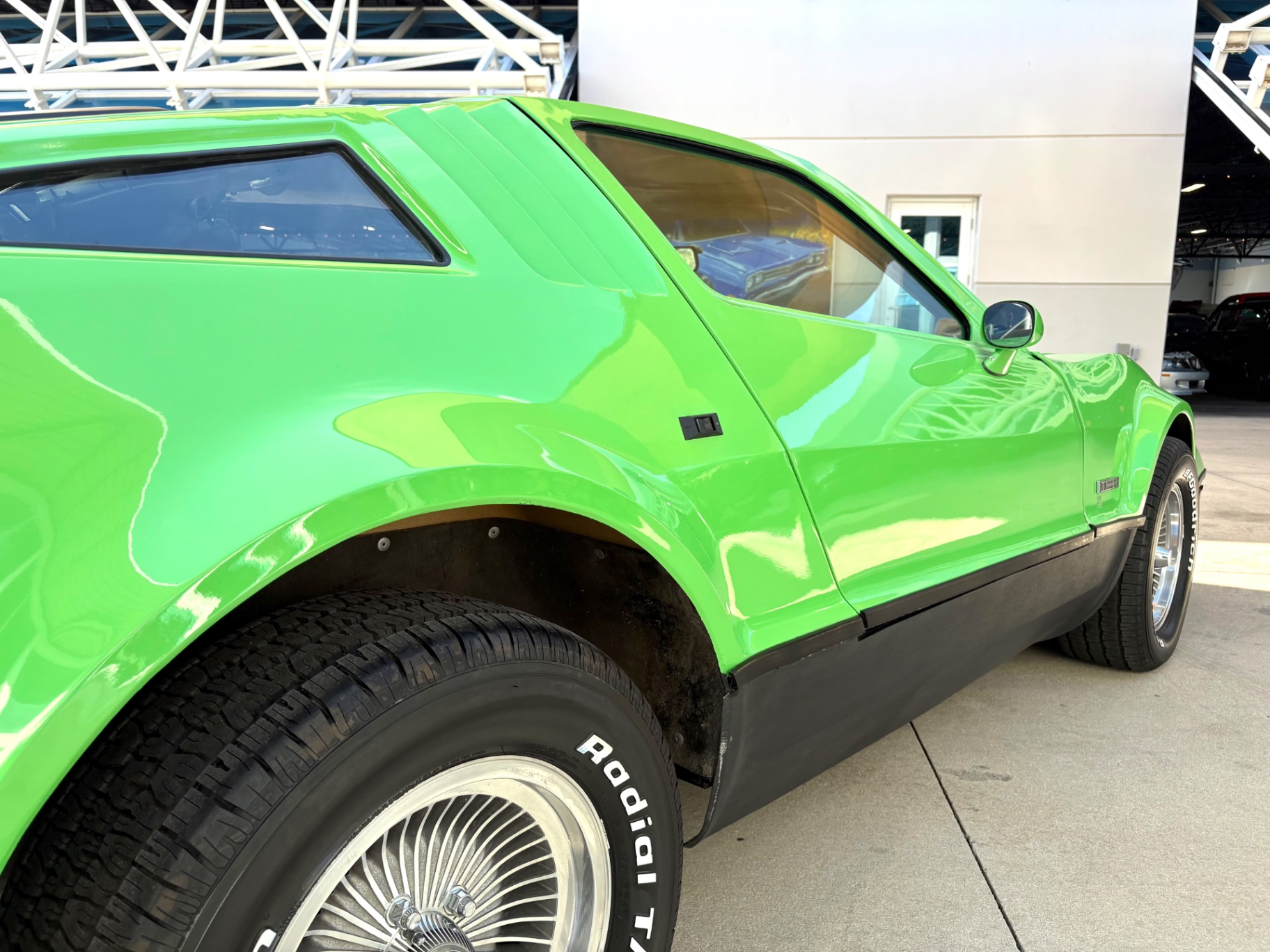 Vehicle photo 17