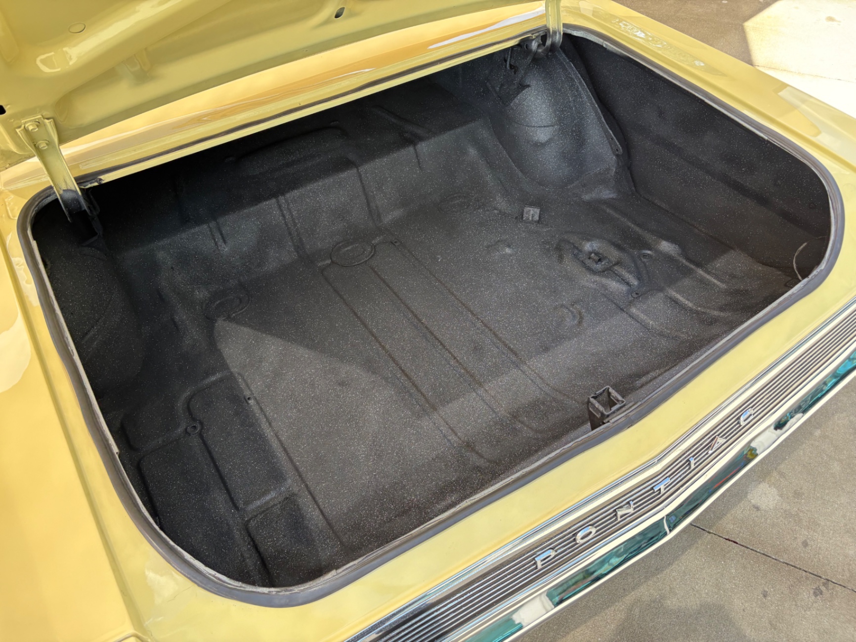 Vehicle photo 9
