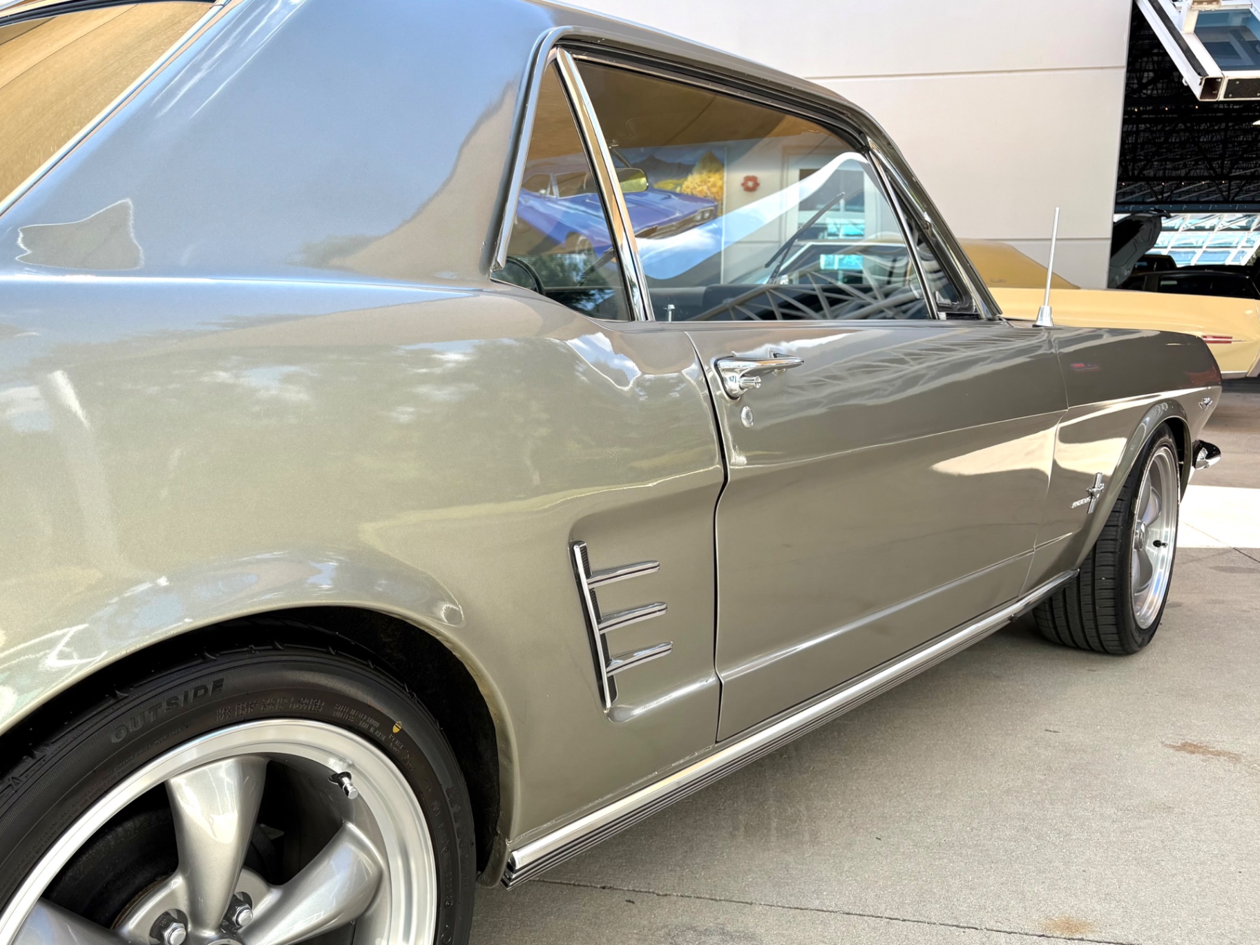 Vehicle photo 17
