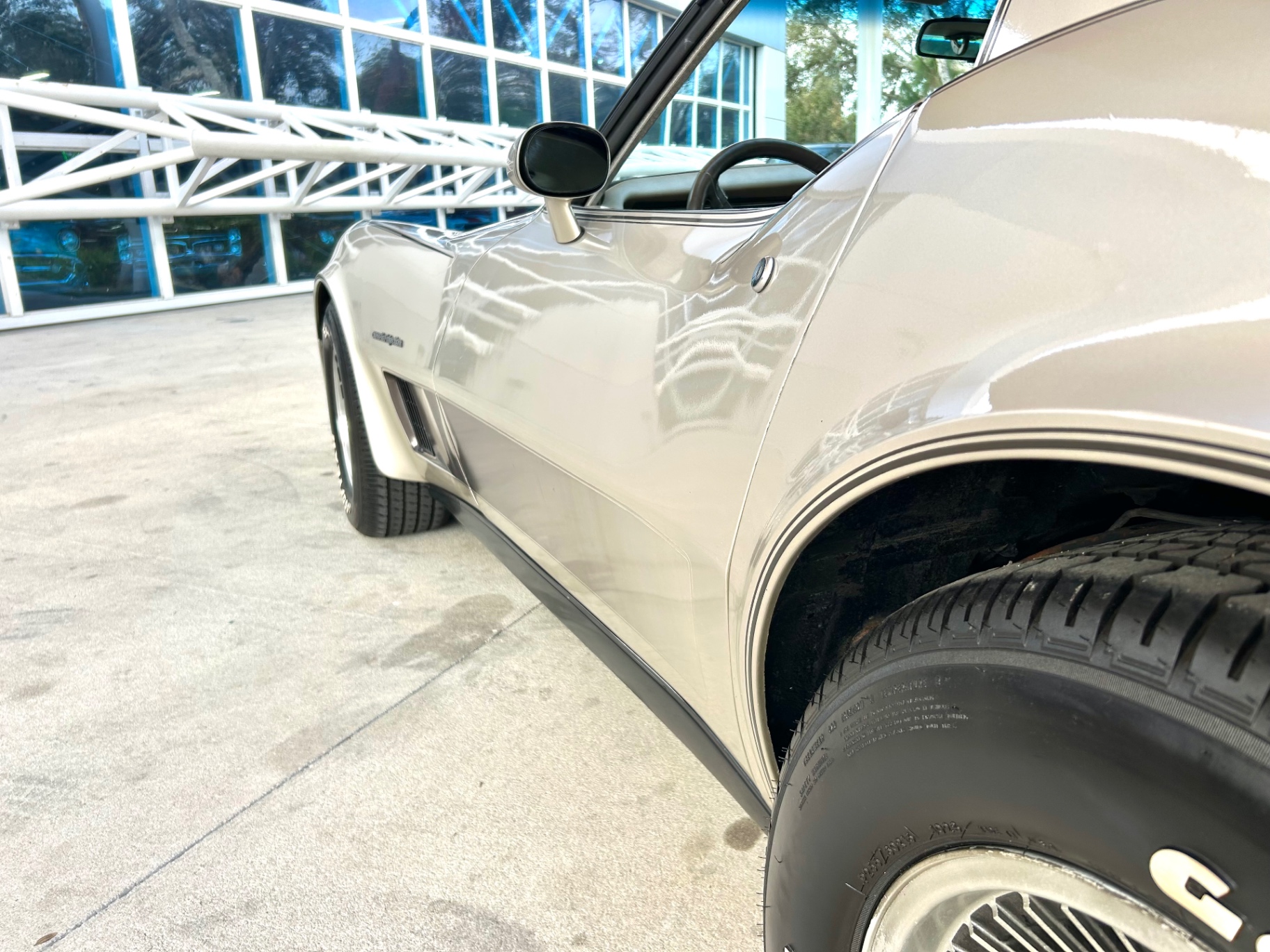 Vehicle photo 14