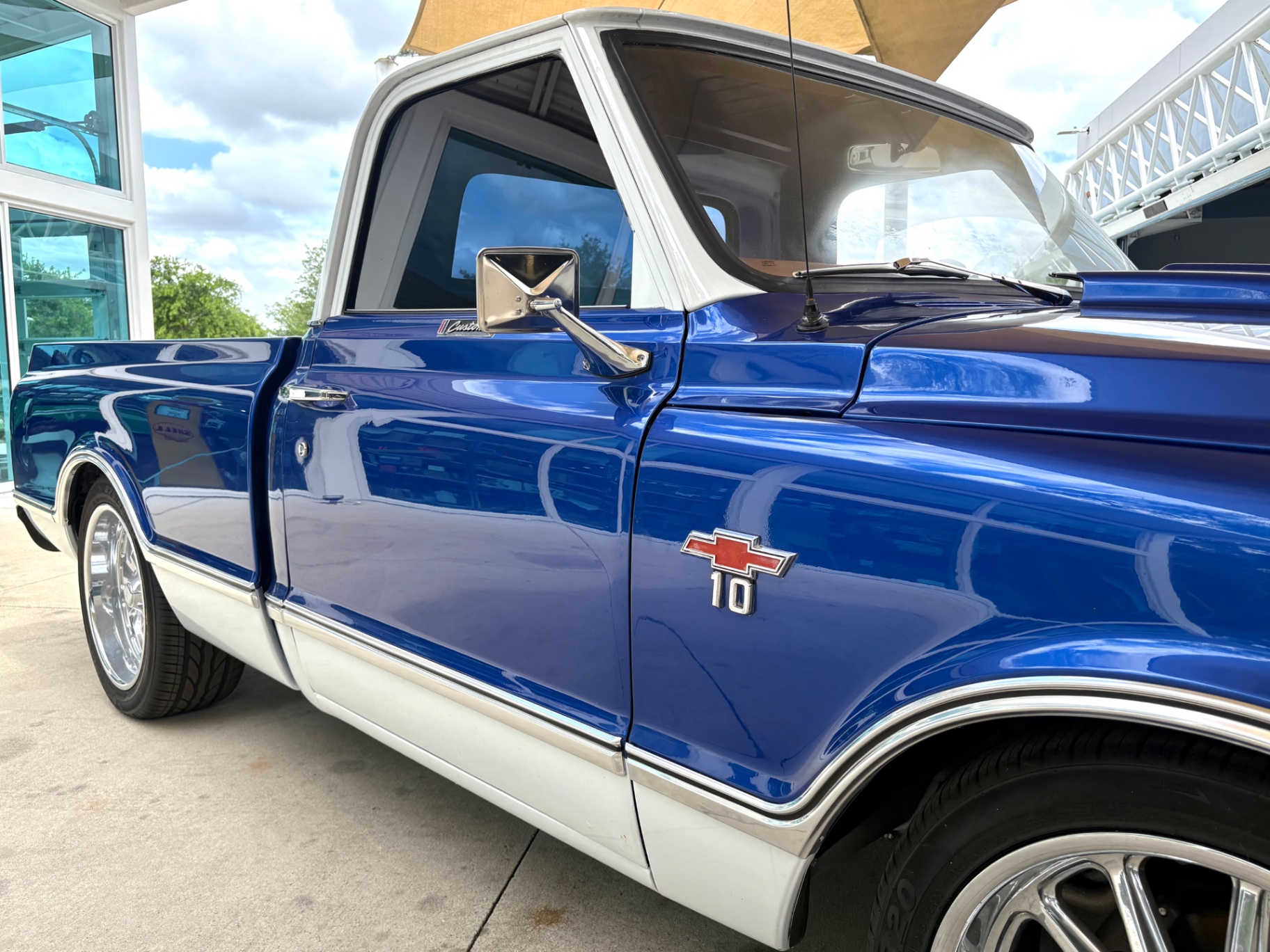 Vehicle photo 18