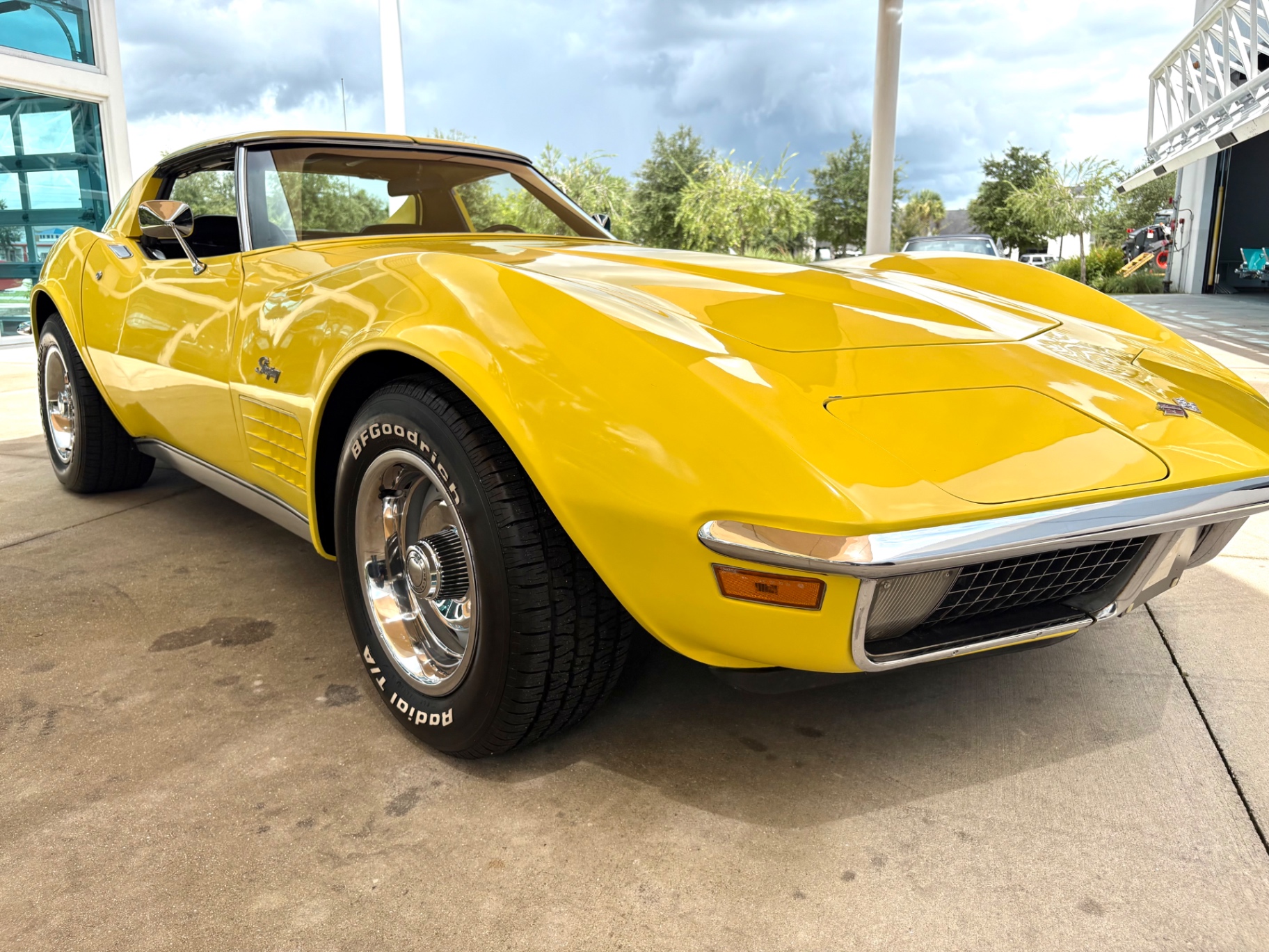 Vehicle photo 19