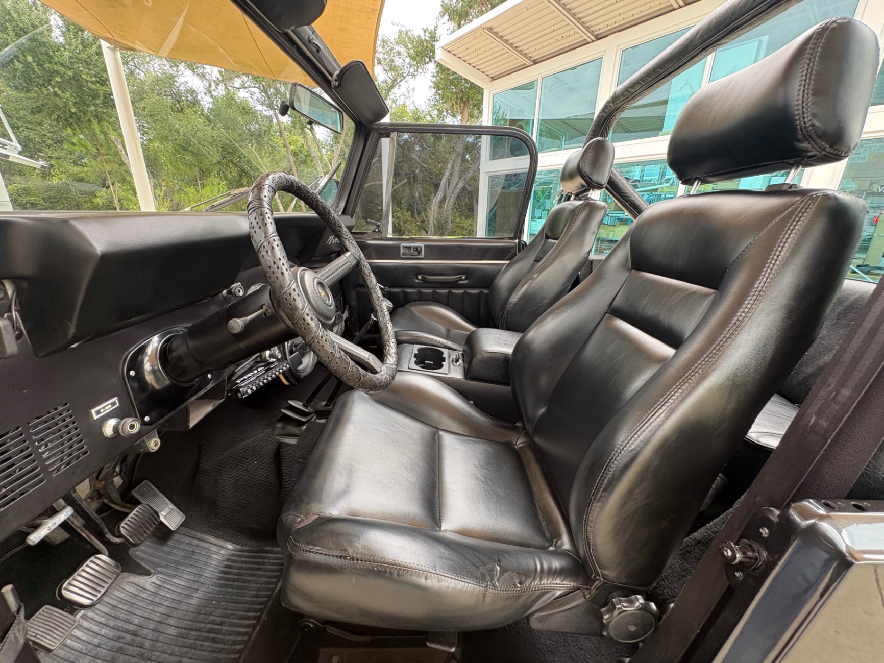 Vehicle photo 33