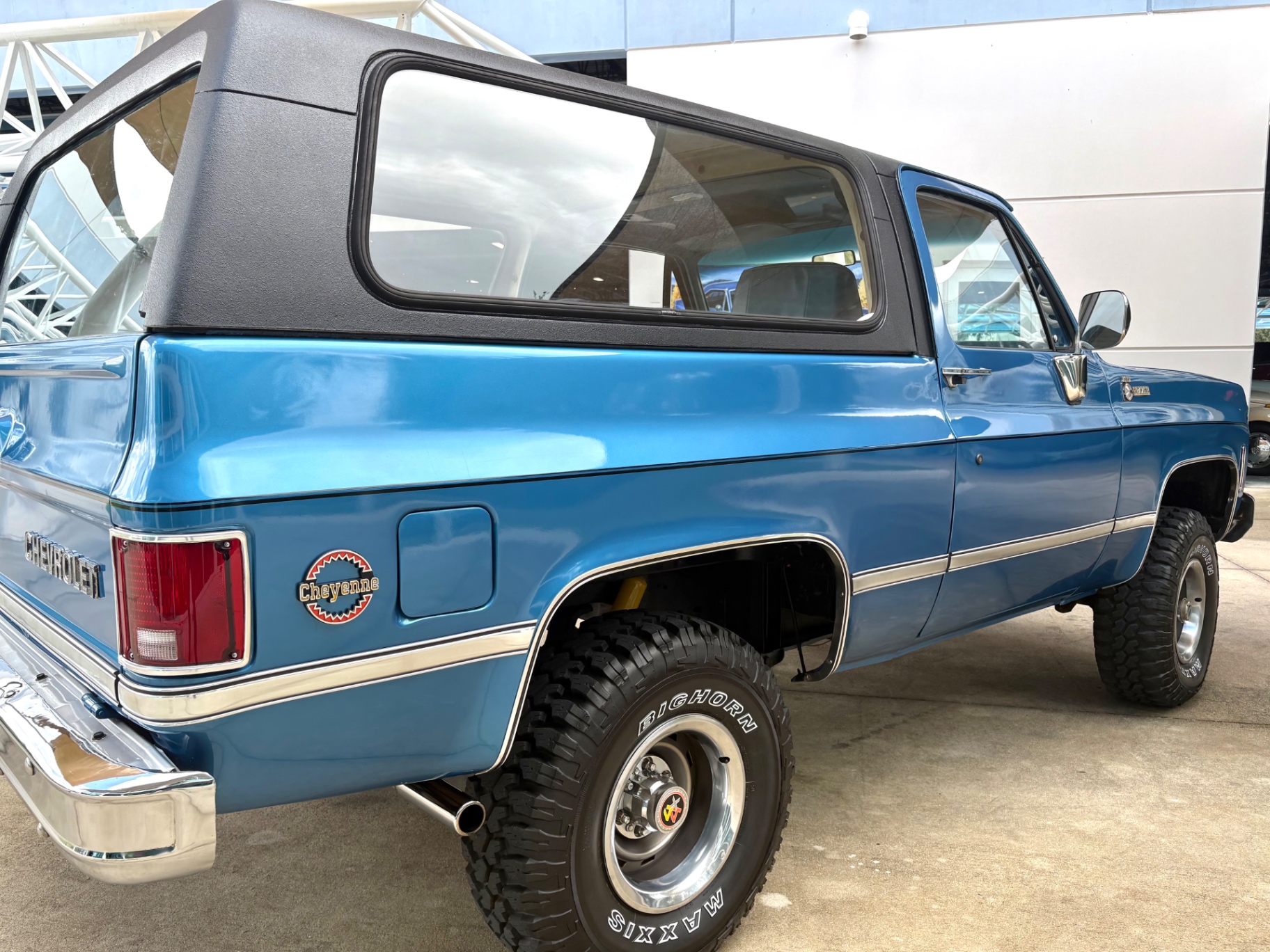 Vehicle photo 15