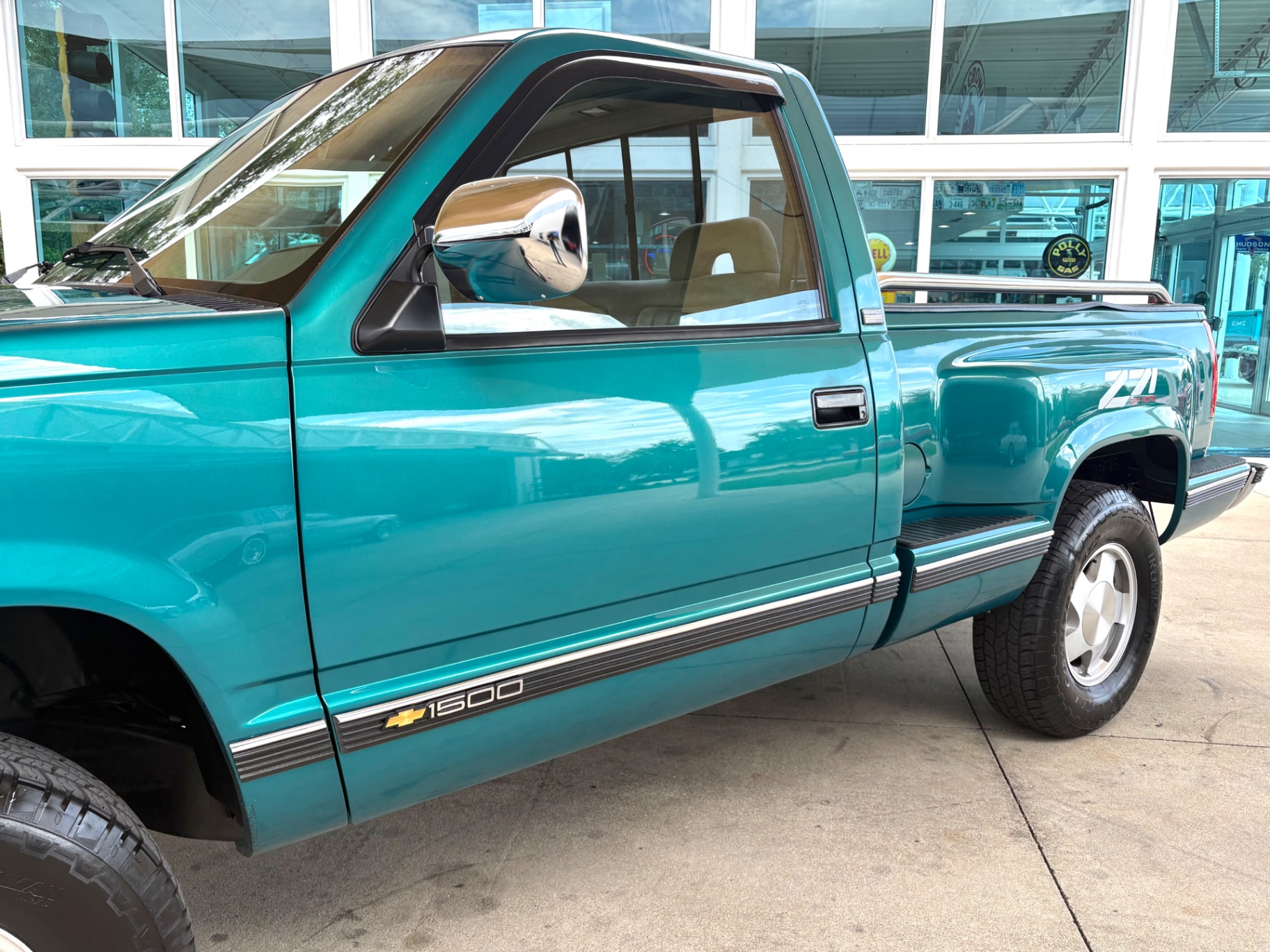 Vehicle photo 13