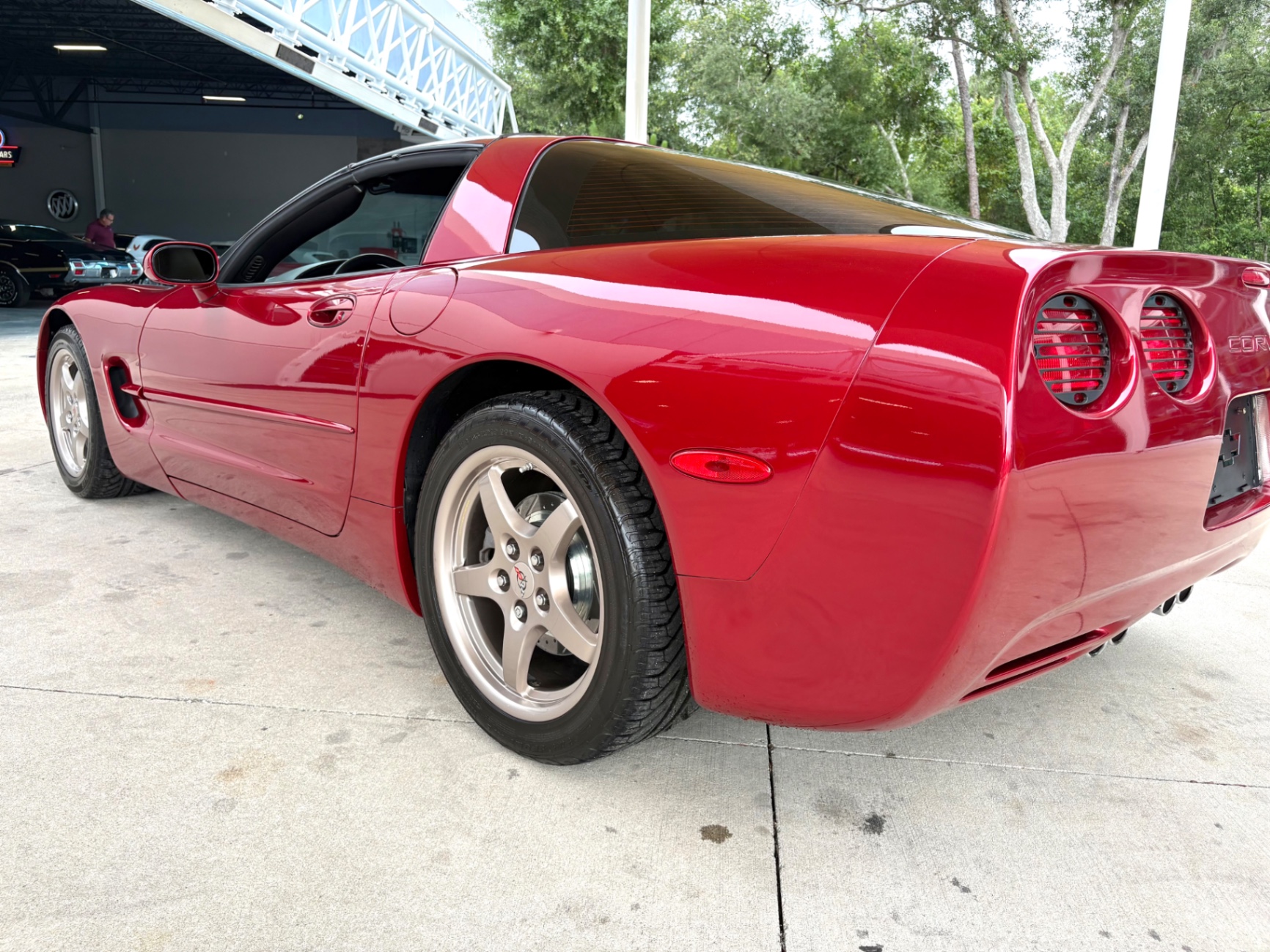 Vehicle photo 16