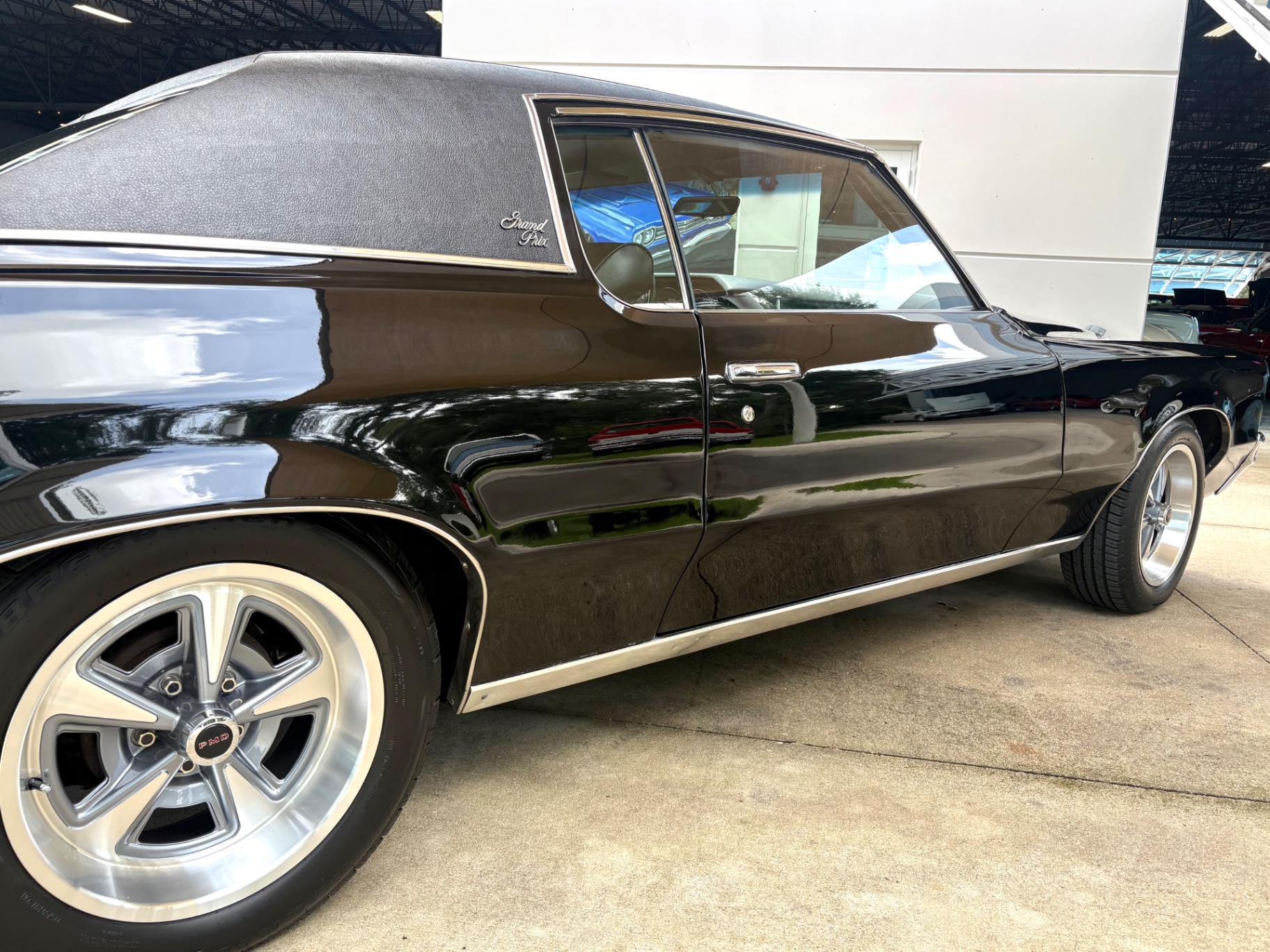 Vehicle photo 17