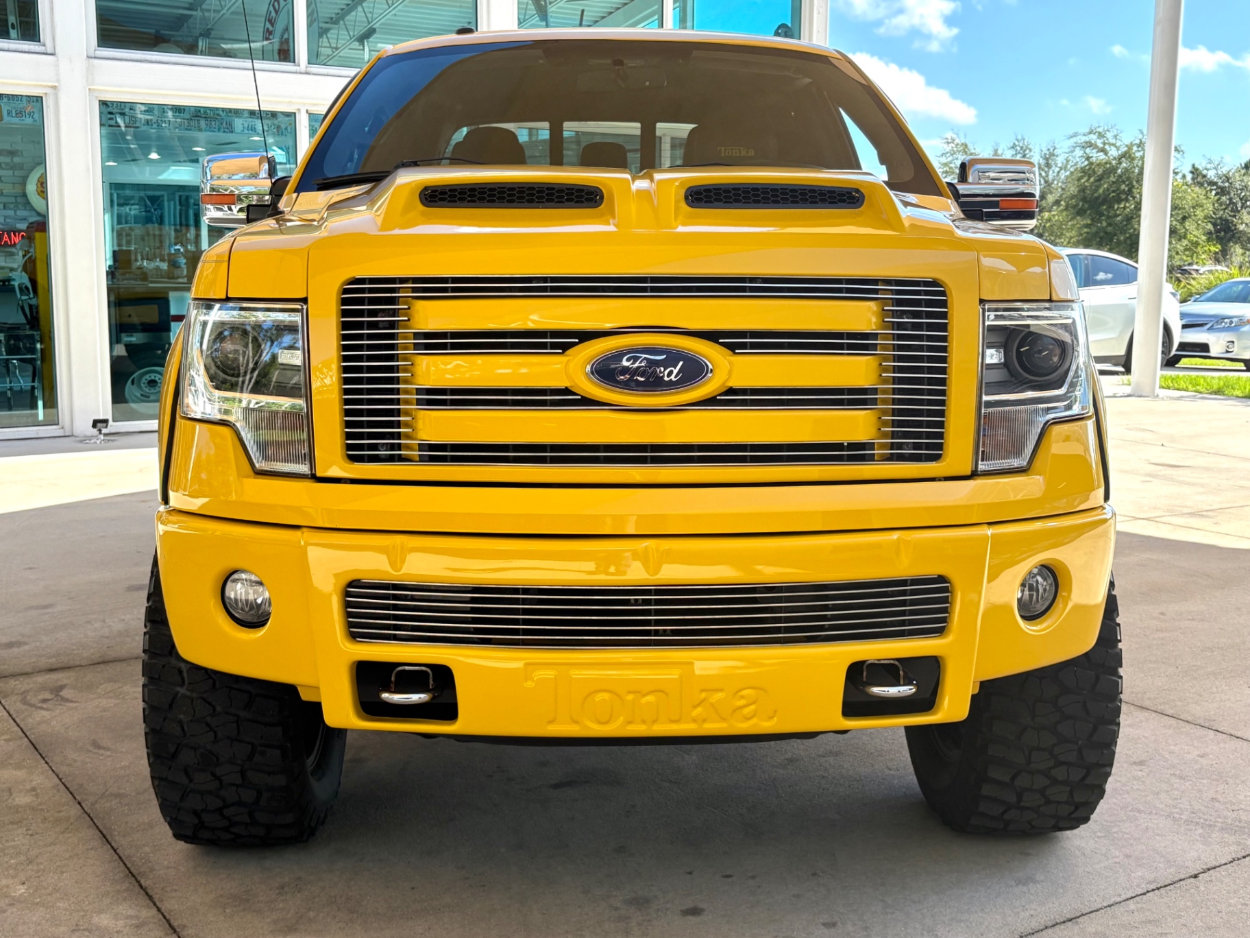 Vehicle photo 2