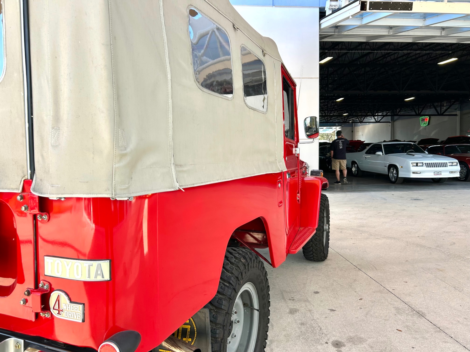 Vehicle photo 17