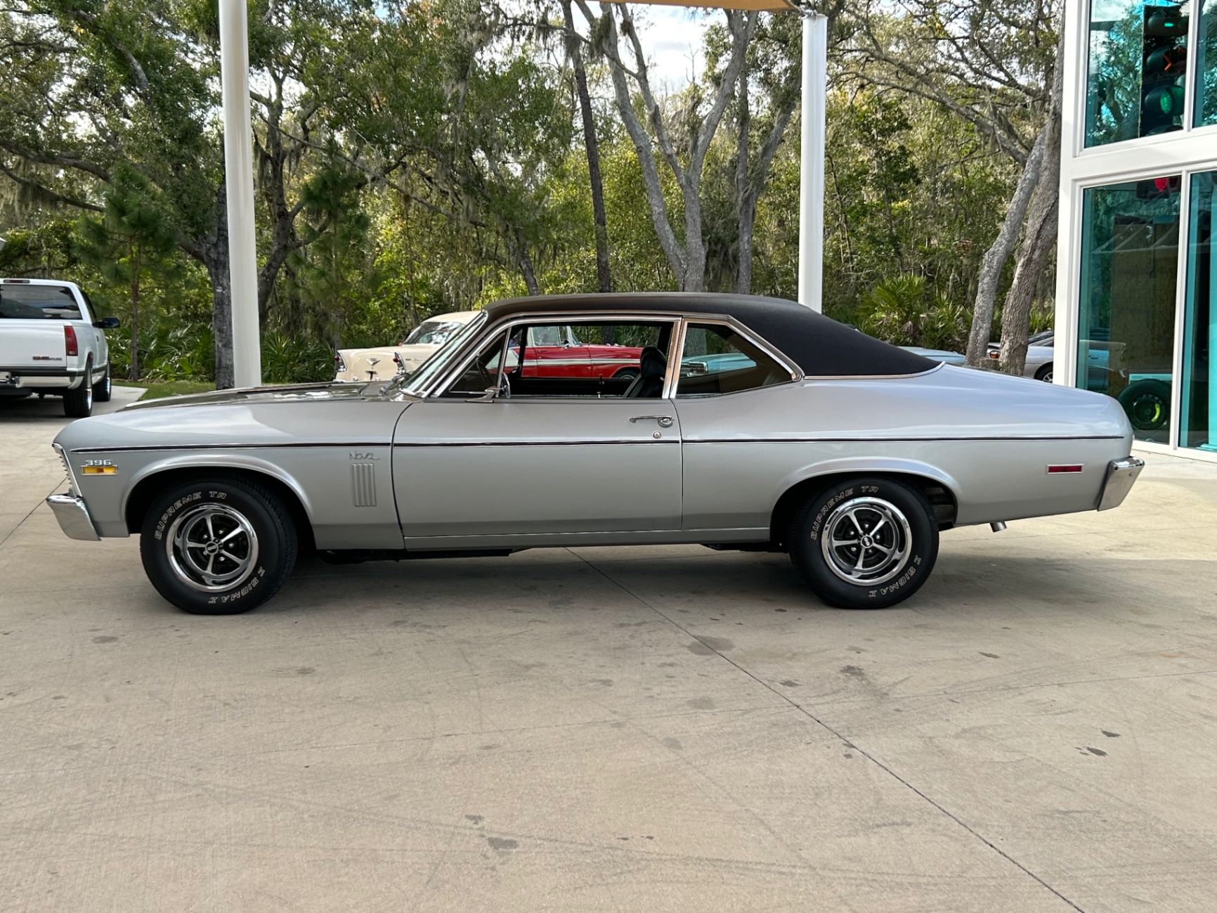 Vehicle photo 11
