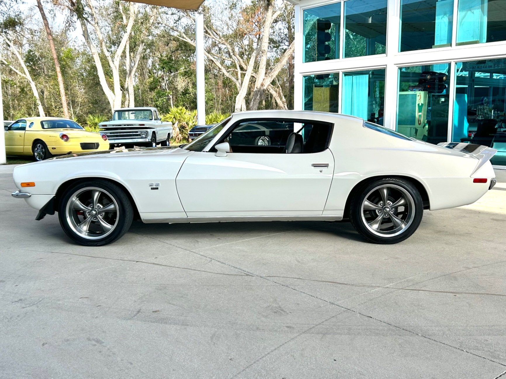 Vehicle photo 8