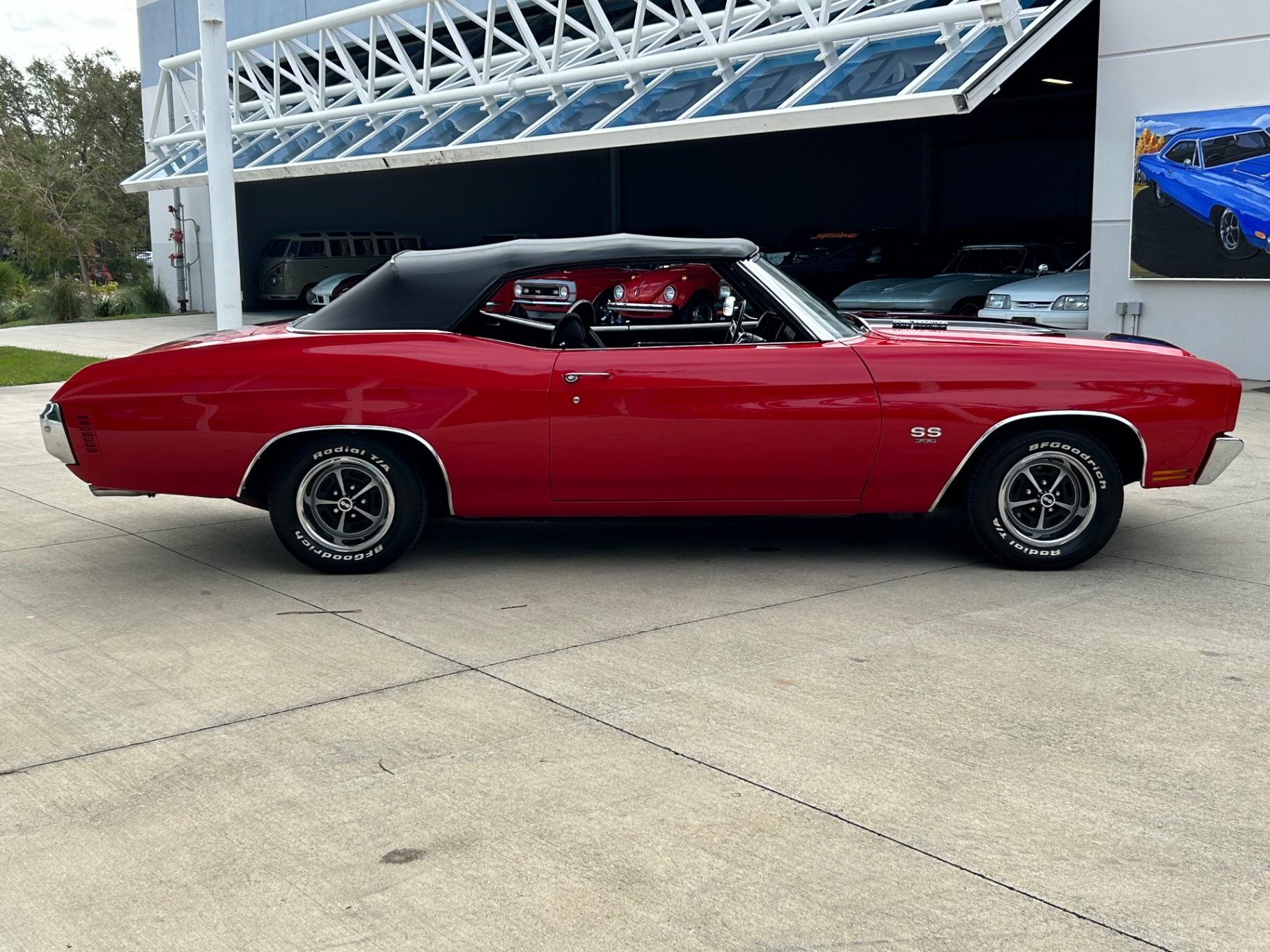 Vehicle photo 13