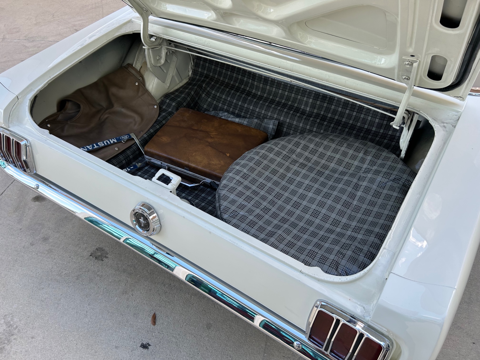 Vehicle photo 6