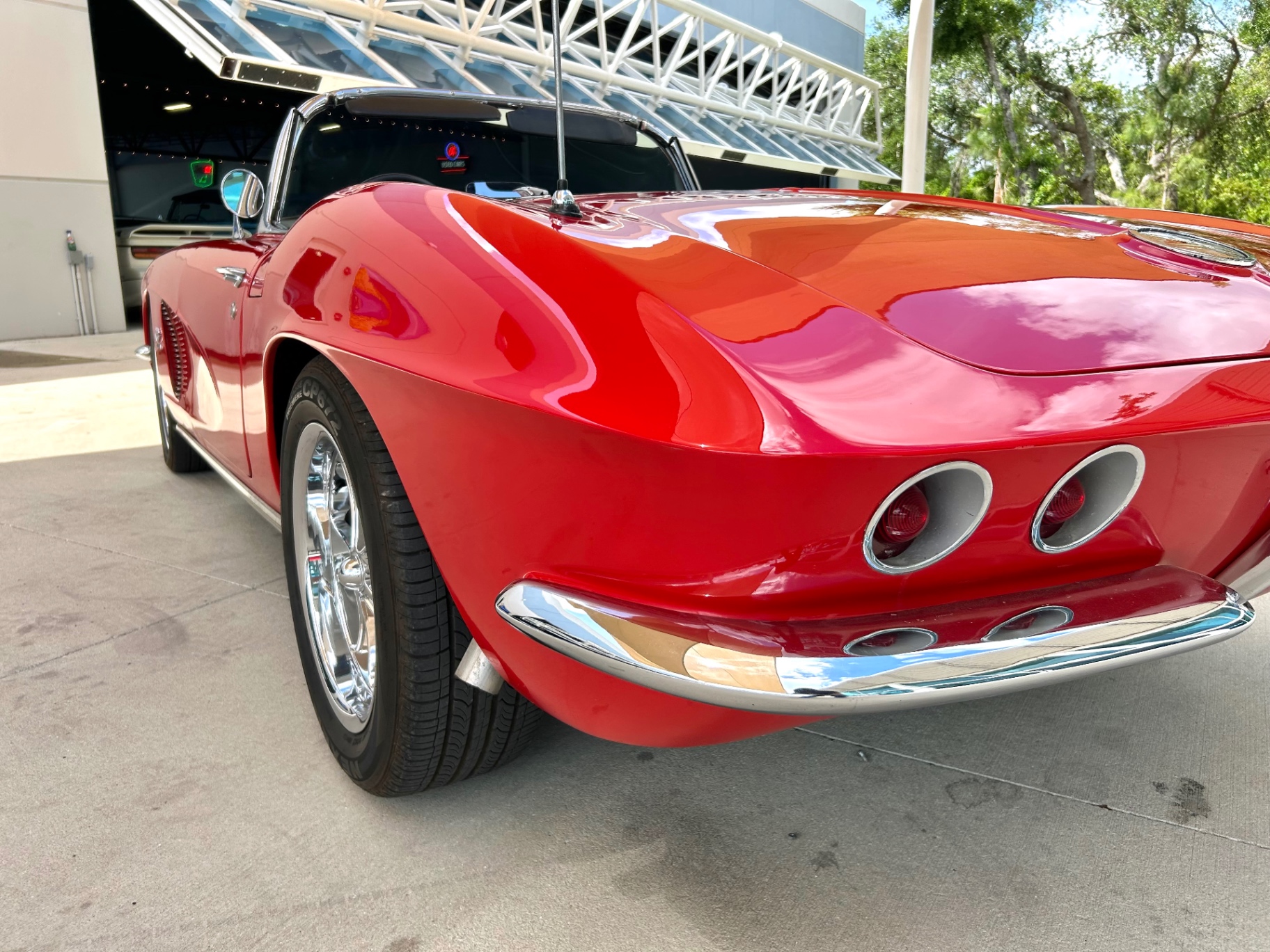 Vehicle photo 13