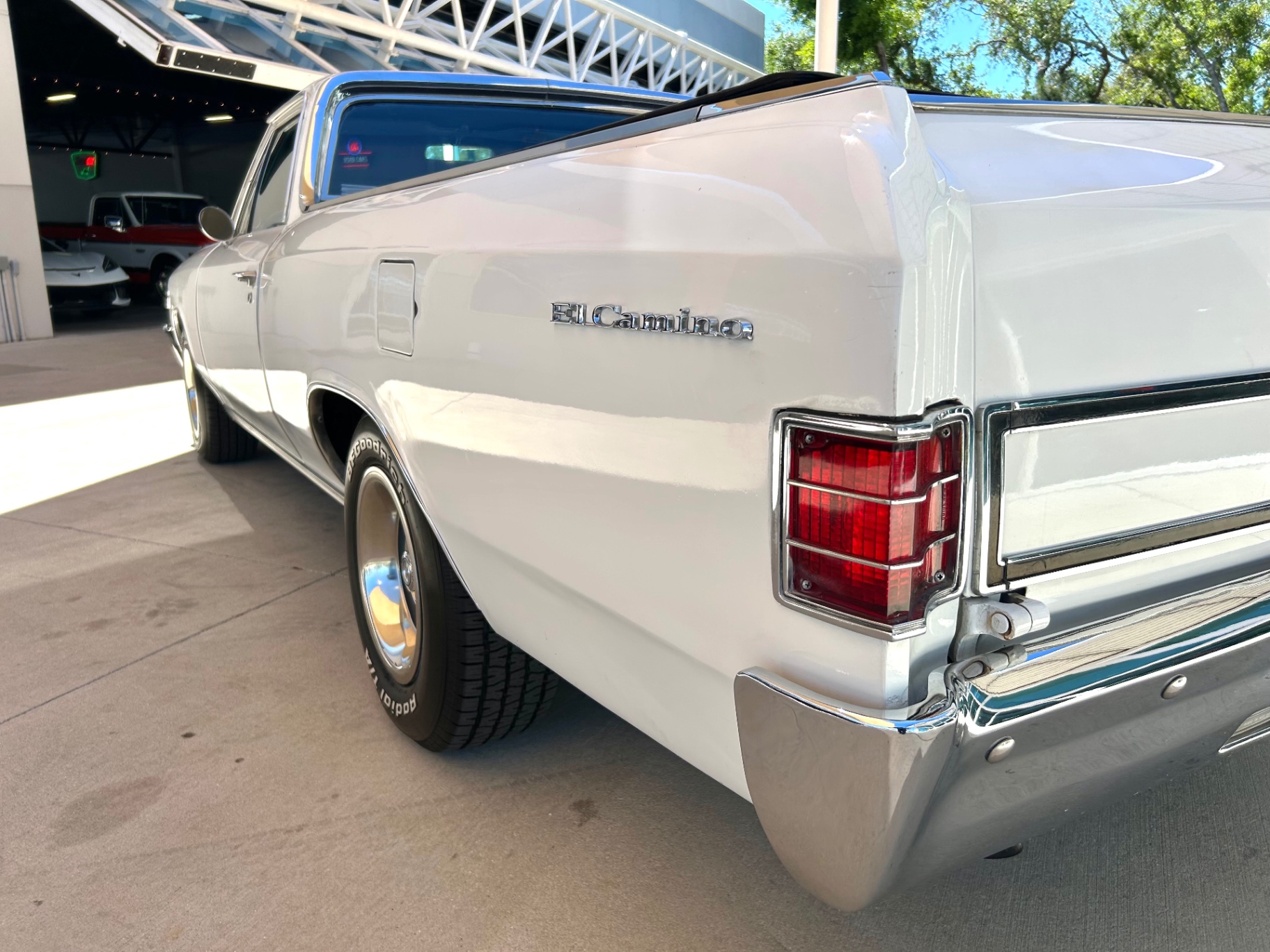 Vehicle photo 14
