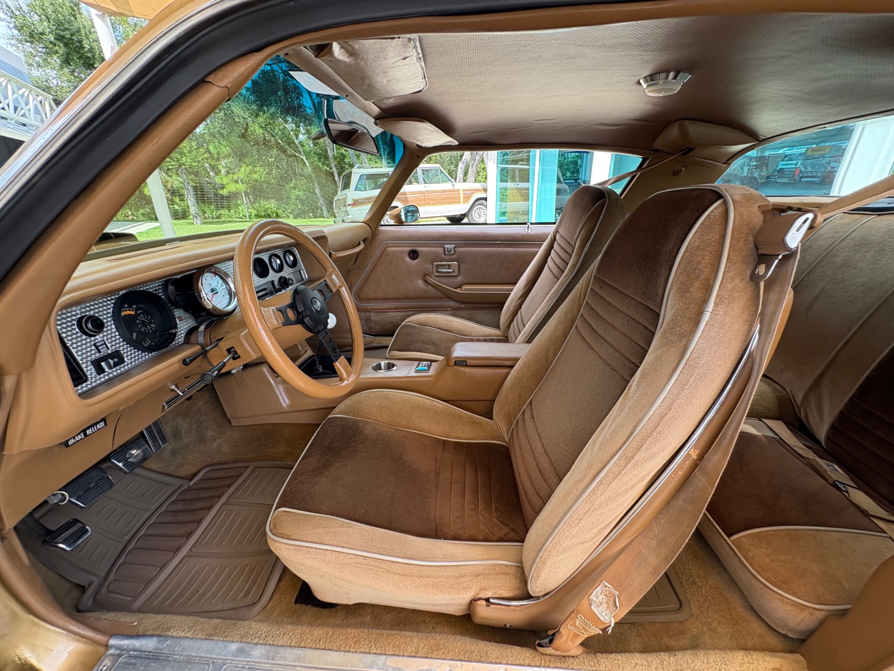Vehicle photo 31