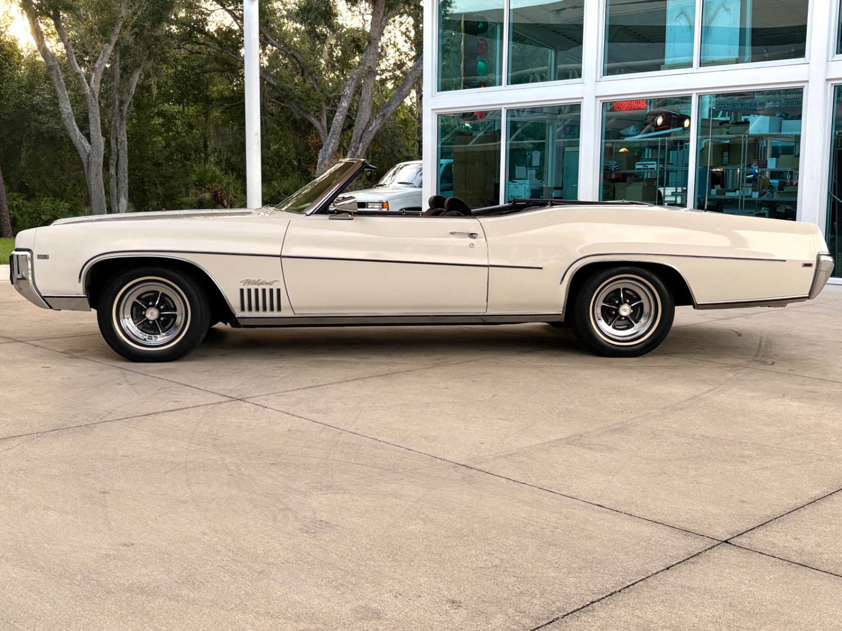 Vehicle photo 10