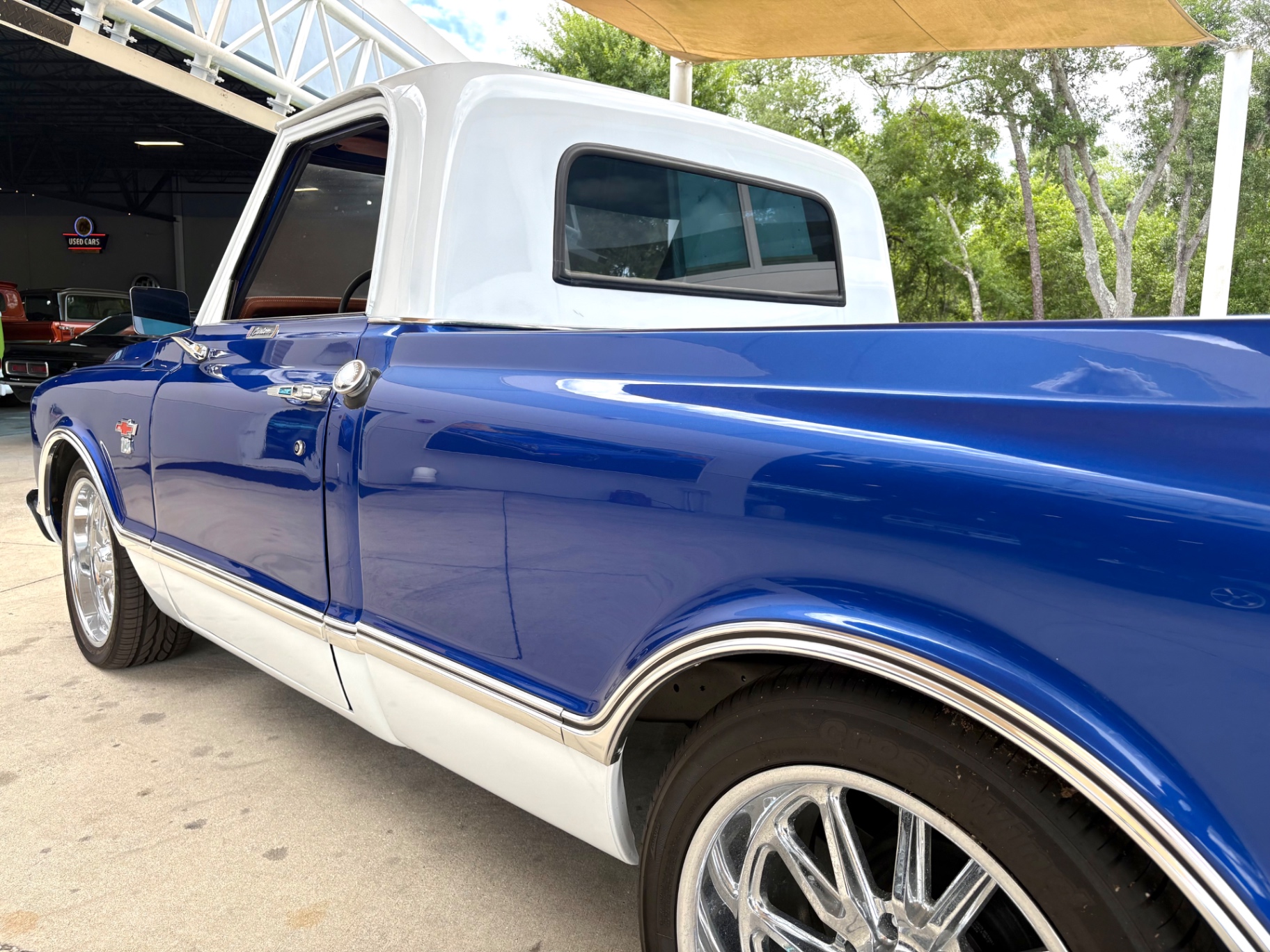 Vehicle photo 14