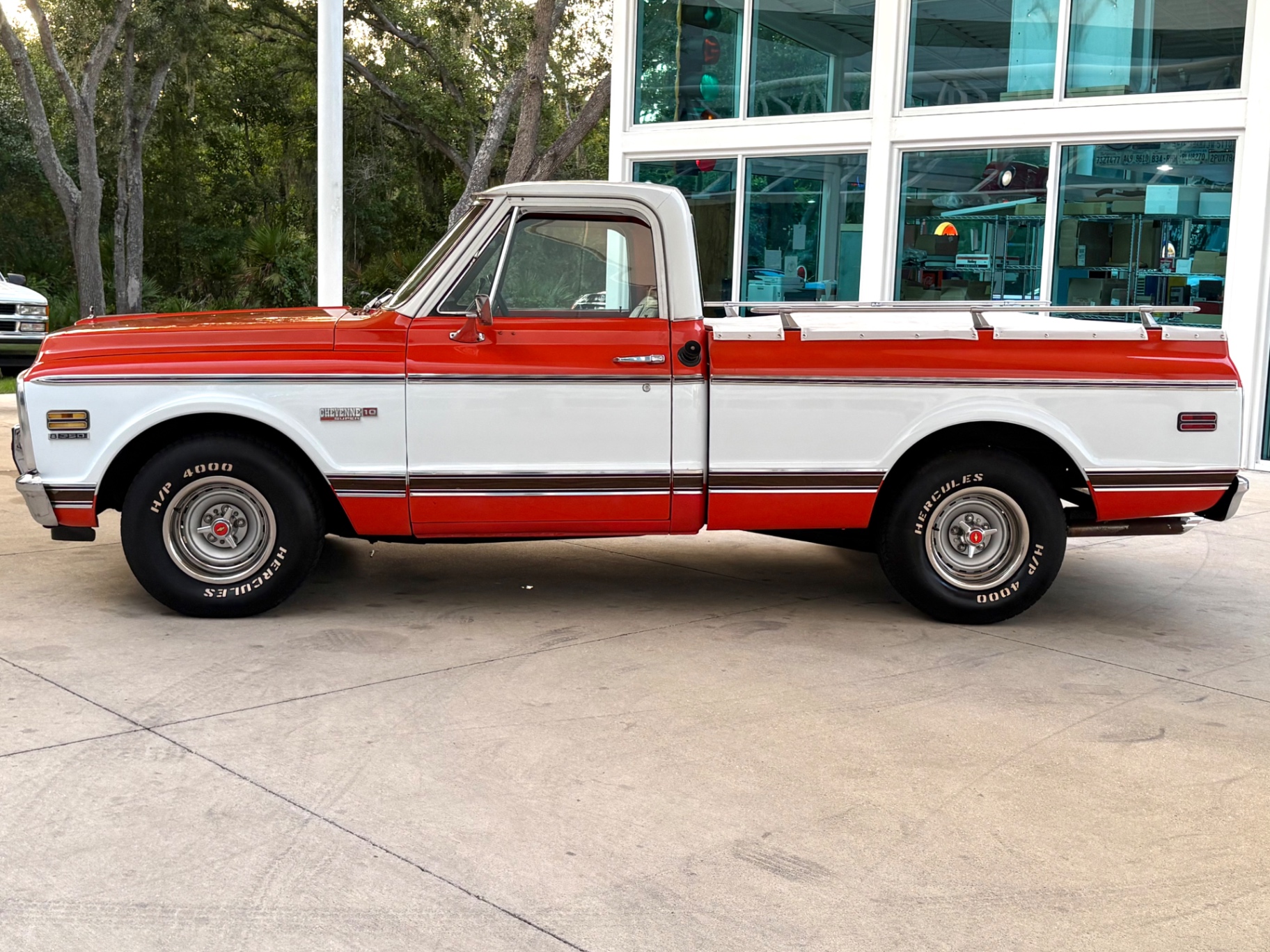 Vehicle photo 10