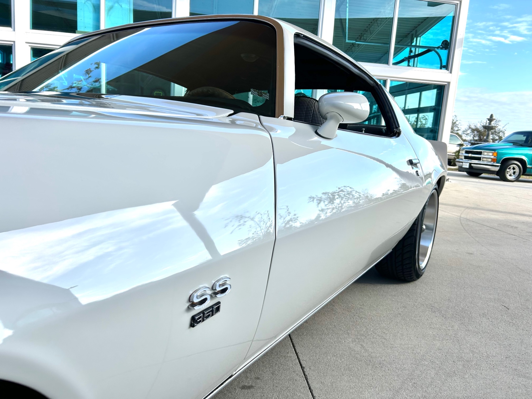 Vehicle photo 11
