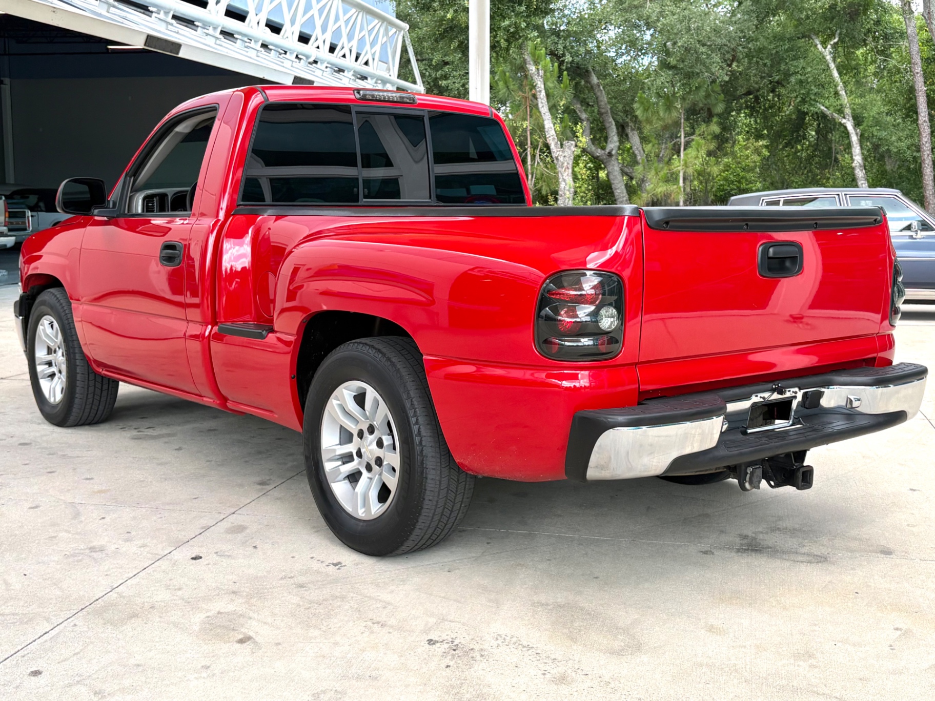 Vehicle photo 9