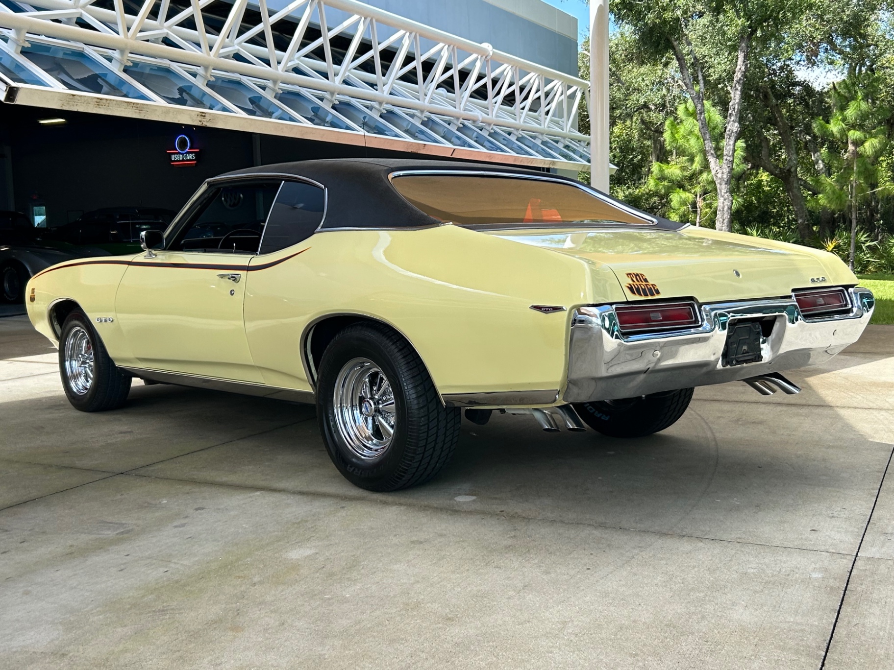 Vehicle photo 6