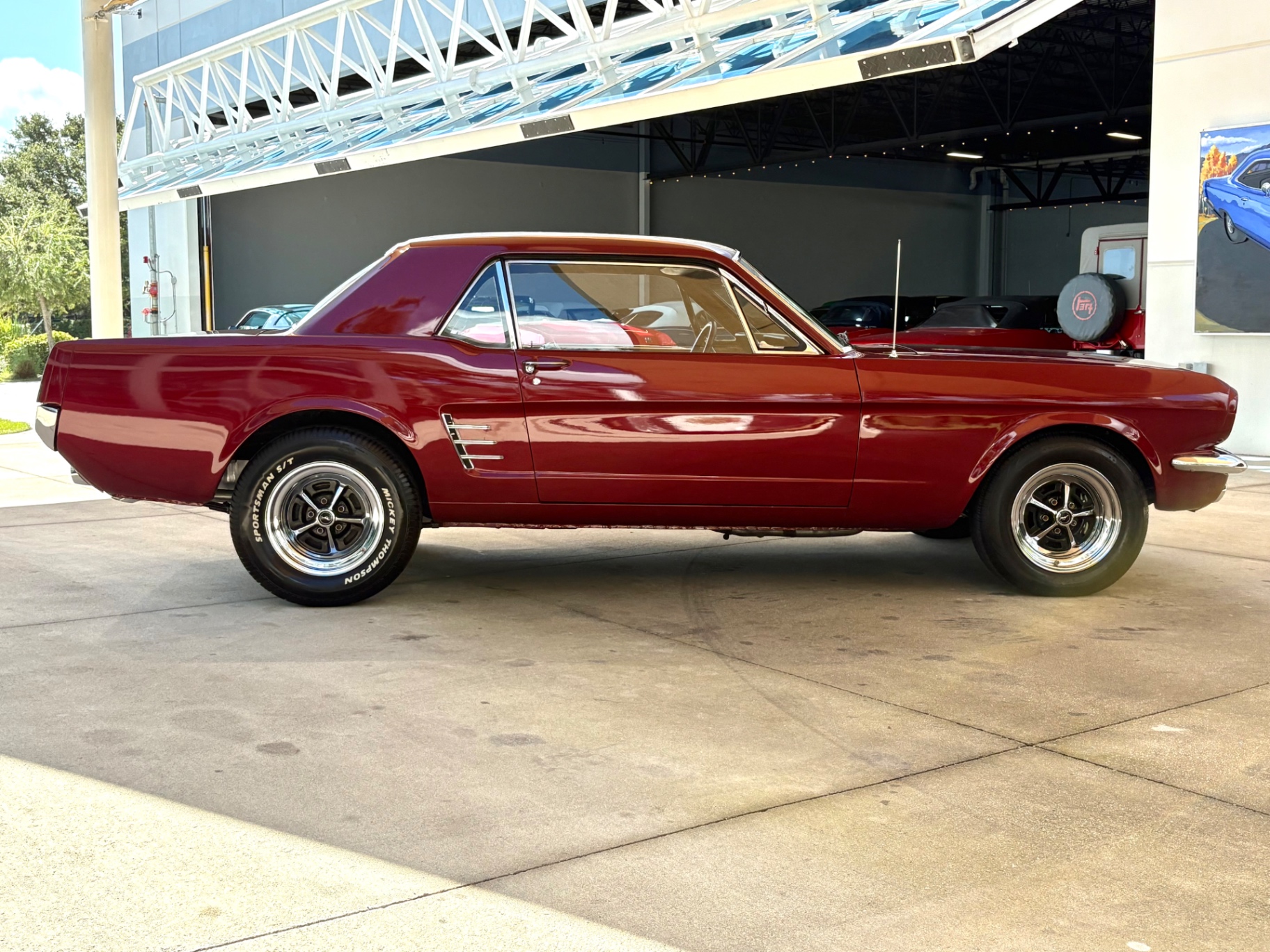 Vehicle photo 4