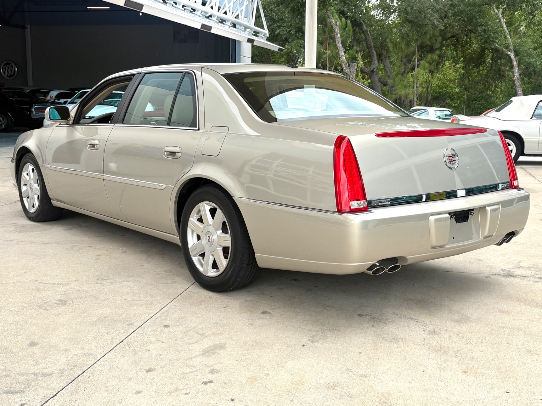 Vehicle photo 9