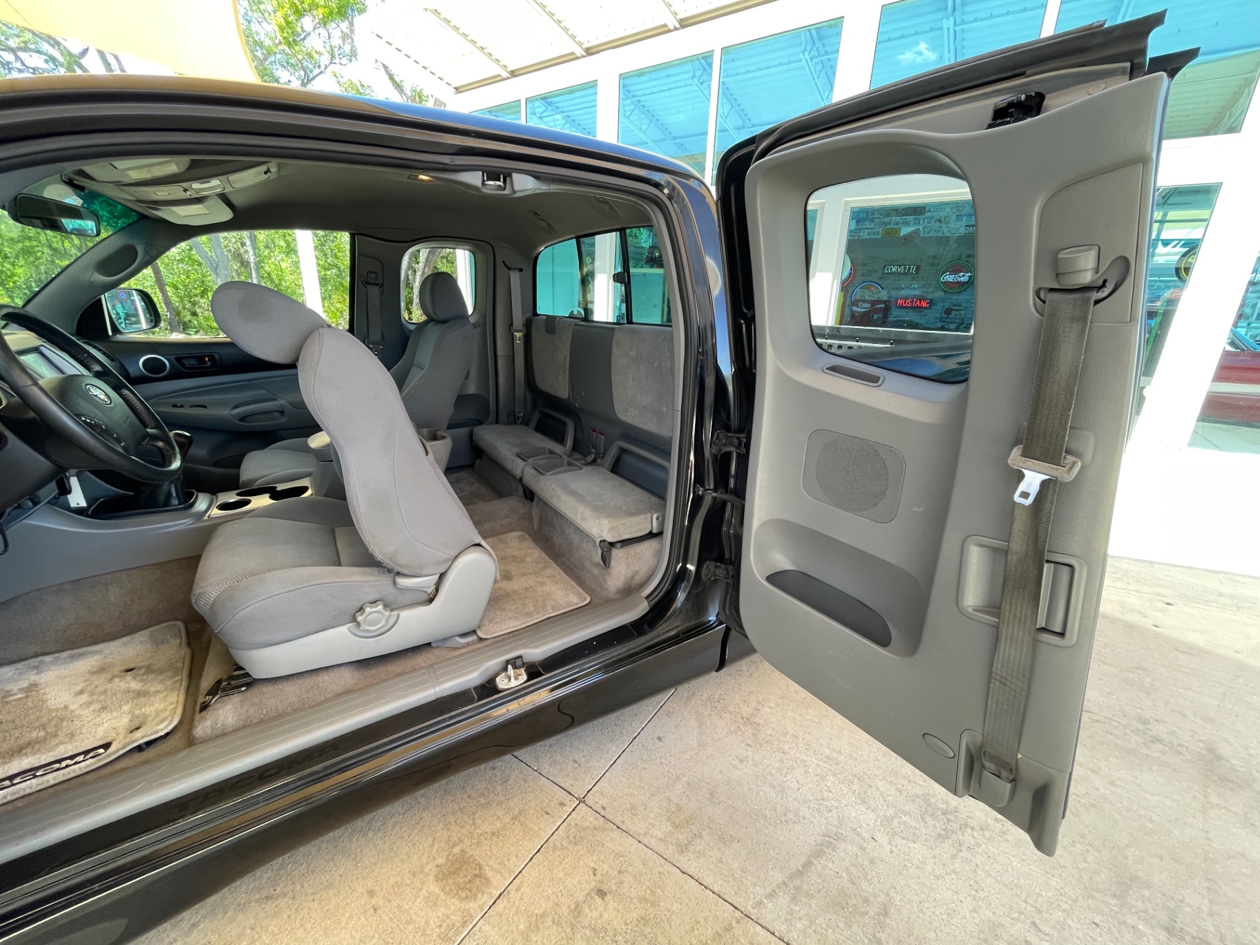 Vehicle photo 30