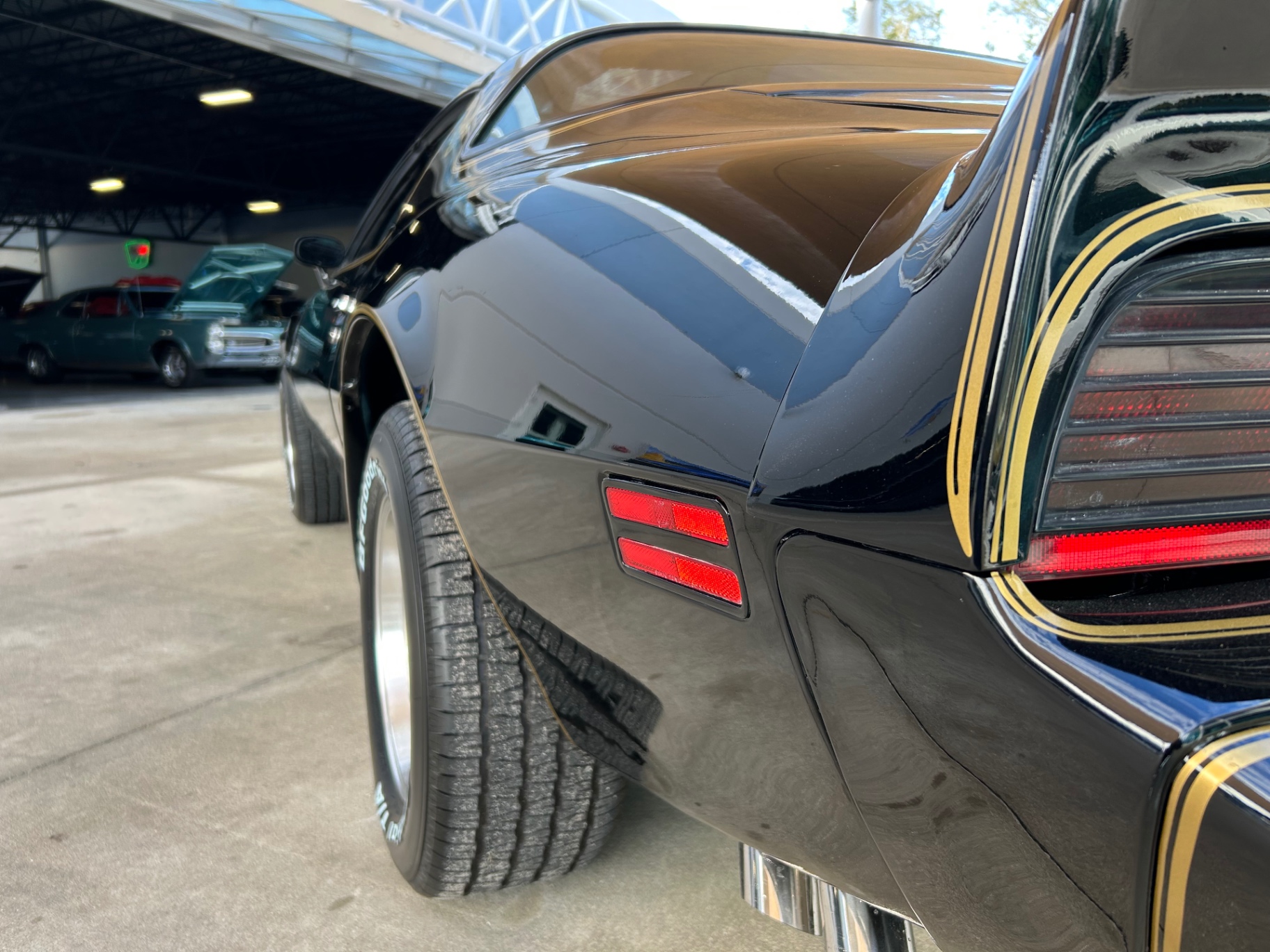 Vehicle photo 17