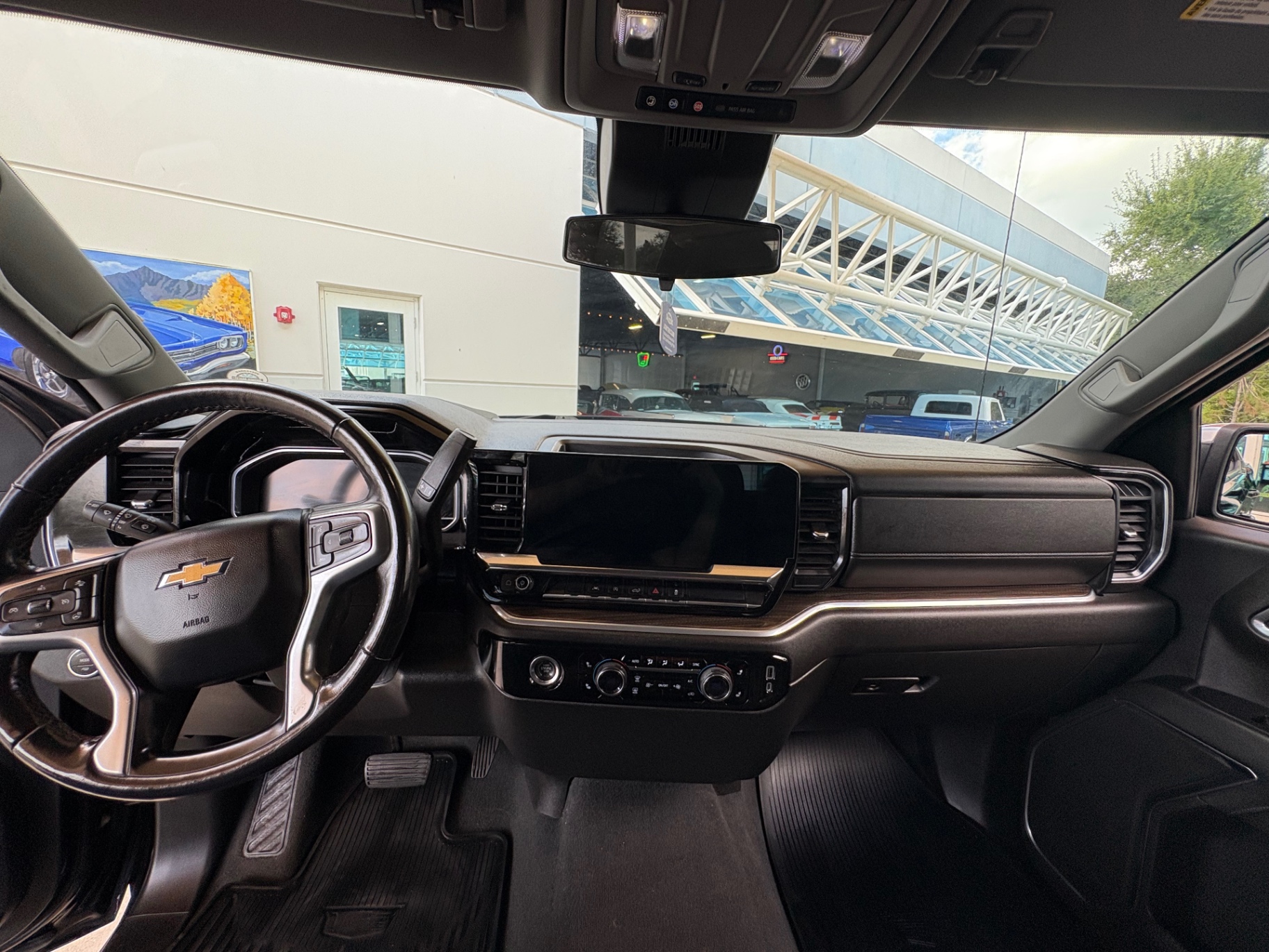 Vehicle photo 33