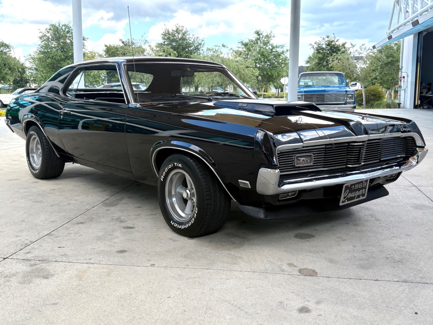 Vehicle photo 4