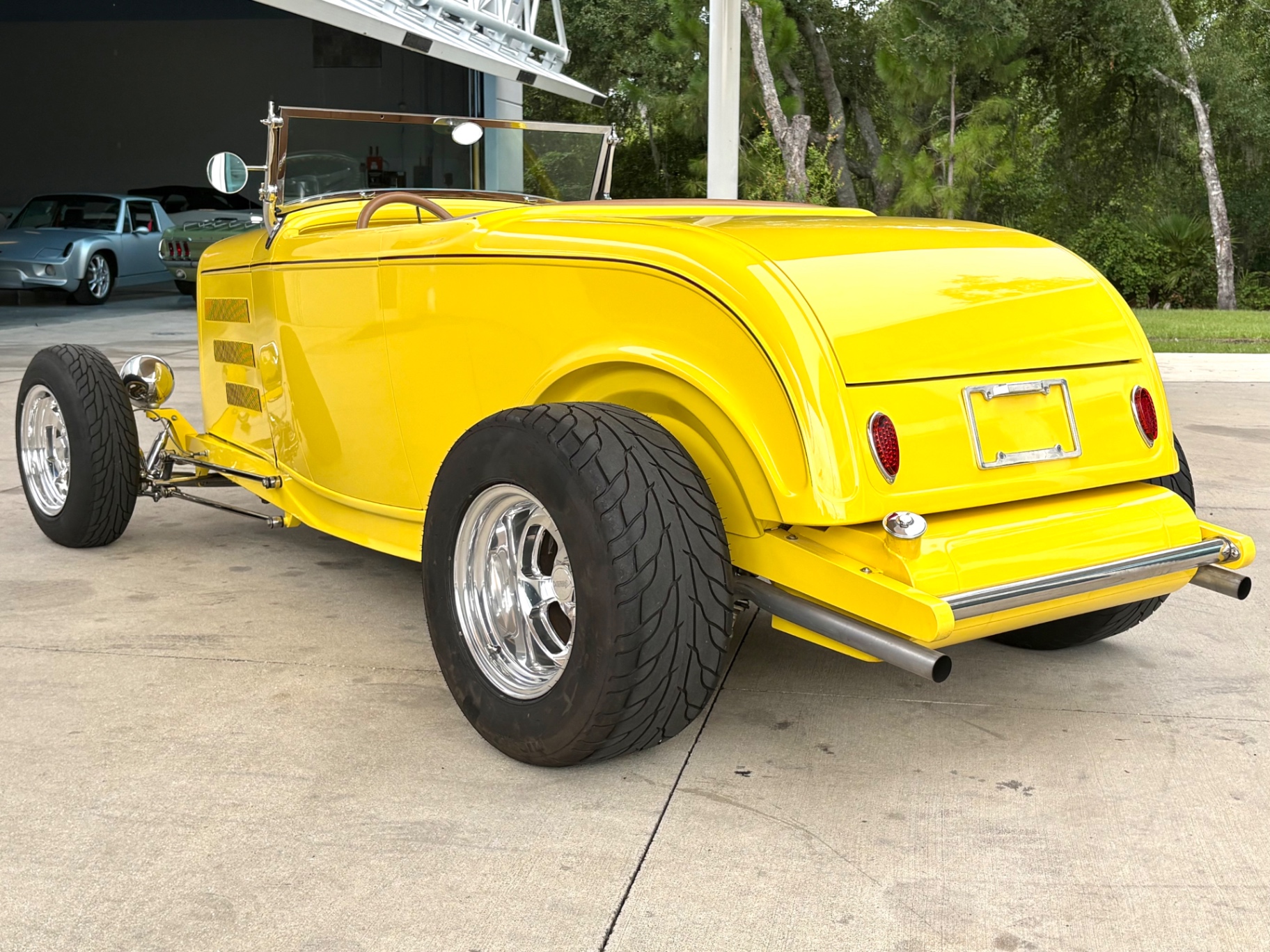 Vehicle photo 9