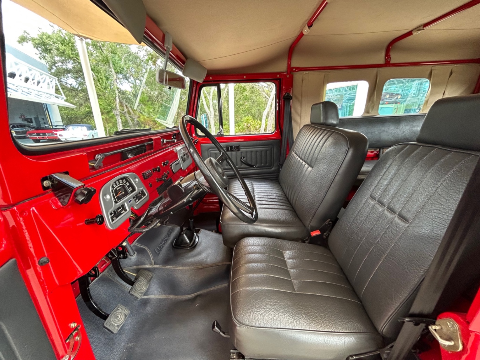 Vehicle photo 33