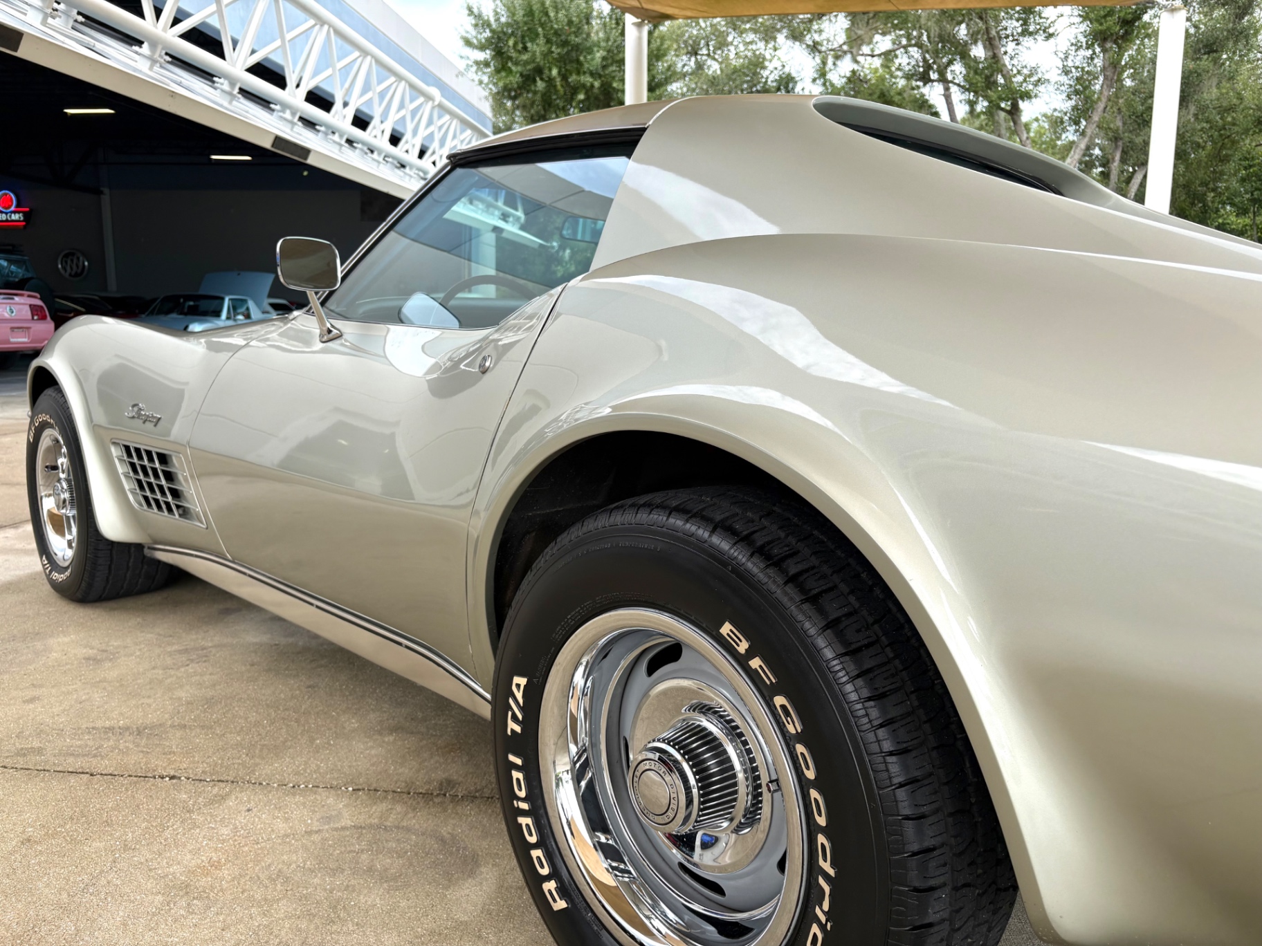 Vehicle photo 15