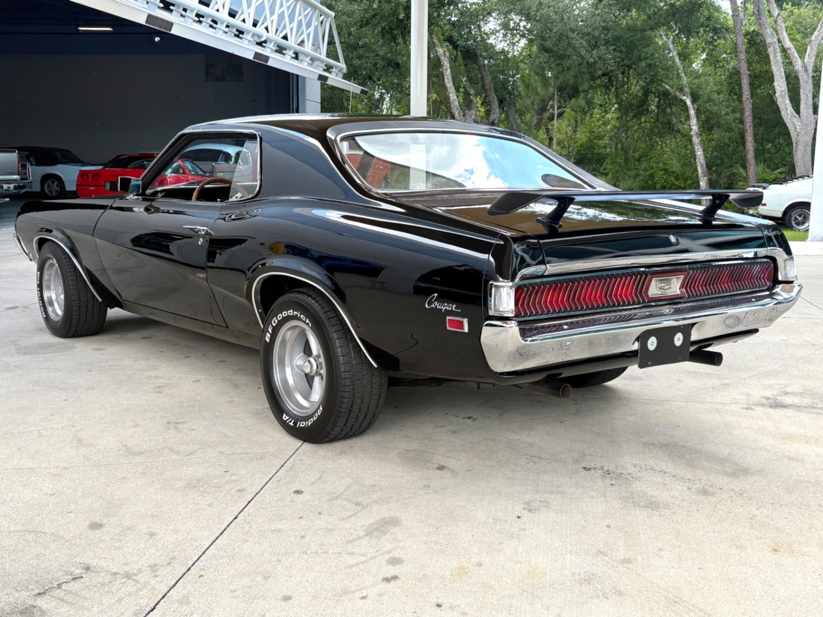 Vehicle photo 9