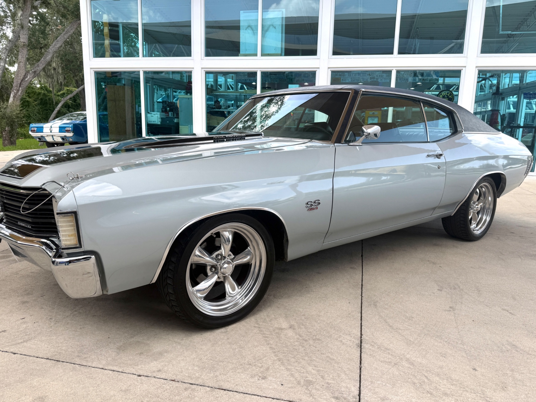 Vehicle photo 12