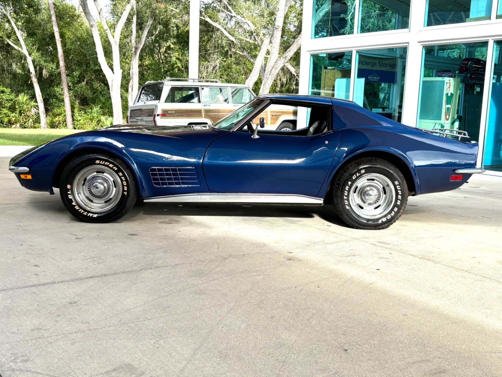 Vehicle photo 10
