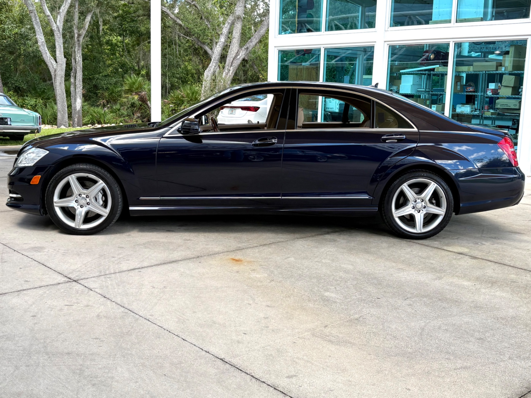 Vehicle photo 10