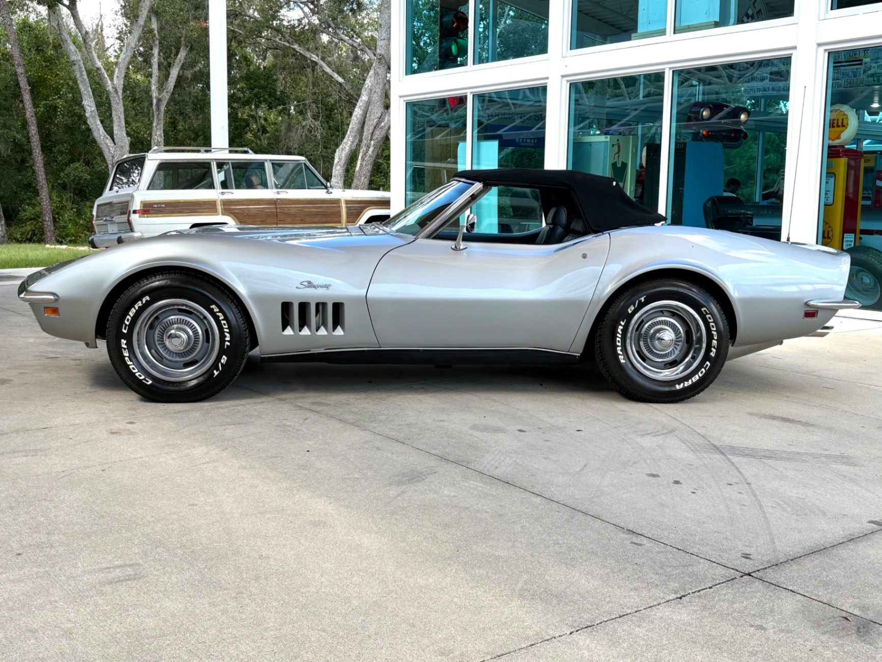 Vehicle photo 23