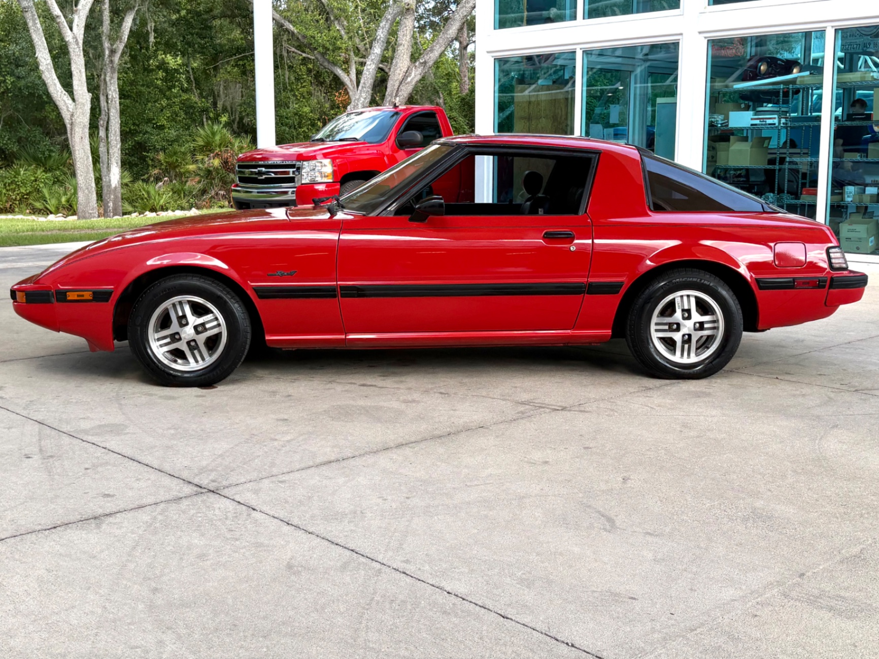 Vehicle photo 11